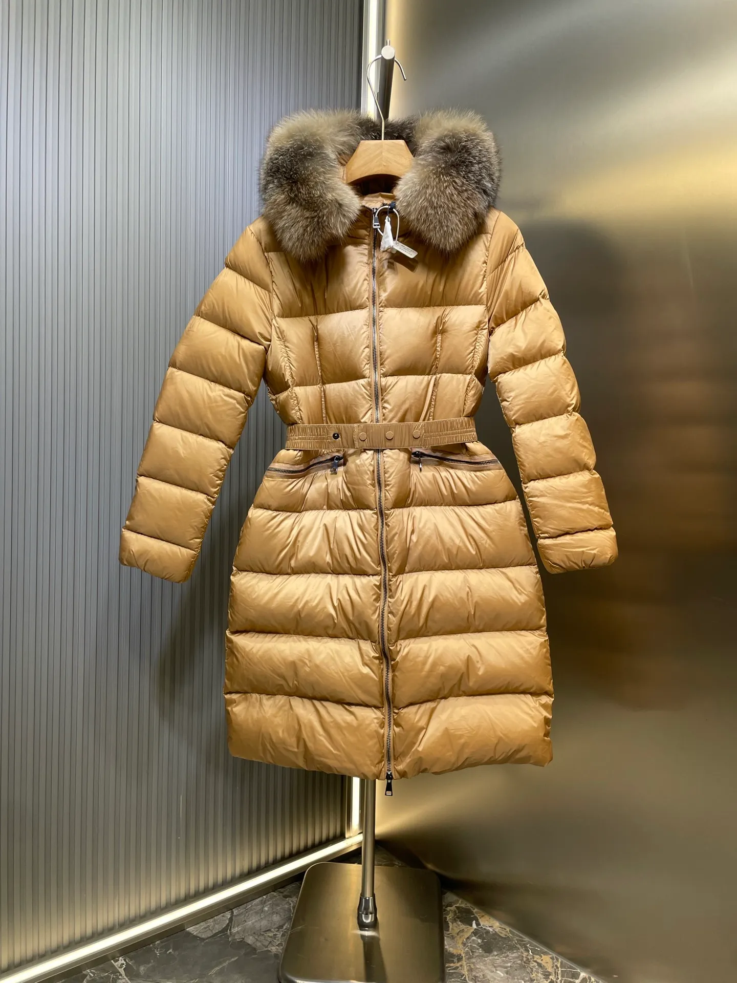 P1300 Long Moncler🌟Women's waist-cinching large fur collar long down jacket. Fashionable waist-cinching fur collar down jacket, designed with nylon Leger carved lines, down filling and iconic Boudin quil seams. Stretch straps at the waist give you a slim and feminine look. A zipper closure with dual zipper pulls and a removable frost fox edge on the hood let you customize the style to suit your climate and needs. The "paper down jacket" made by Heavy Industry will become a new member of the thin style in autumn and winter. The material has a glossy feel, is very light, and has a particularly delicate feel. Wearing it on the body feels lighter and warmer.  The fine and smooth craftsmanship ensures the silhouette of the clothes. The classic down hood and detachable fox fur collar are fluffy, soft and textured. You can intuitively feel its high quality with the naked eye. The fine and visible fur can easily create a small V-face.  The windproof pockets and back waistband design make the entire down jacket slimmer and more fashionable!          Color: Black Size: 1-4