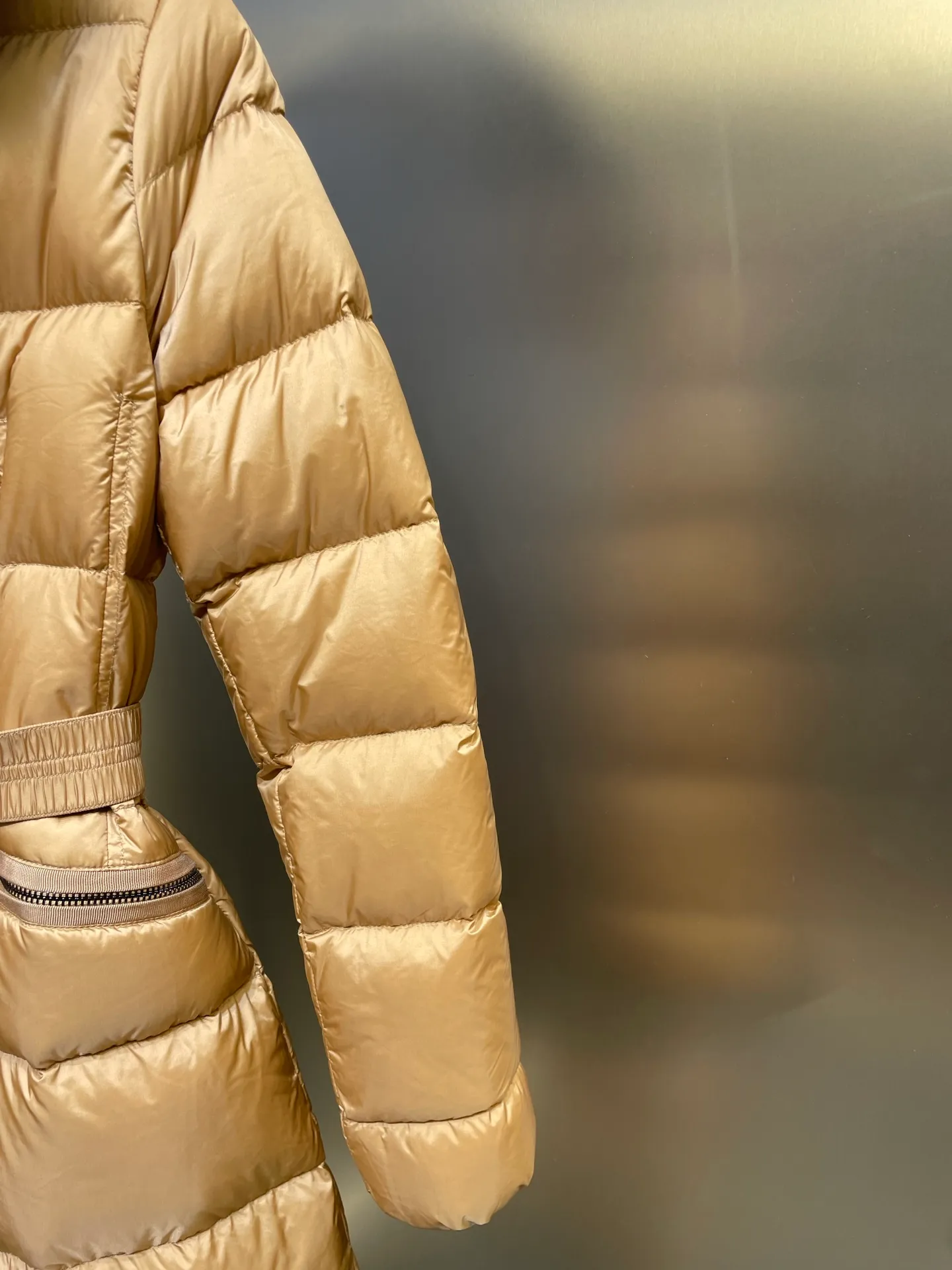 P1300 Long Moncler🌟Women's waist-cinching large fur collar long down jacket. Fashionable waist-cinching fur collar down jacket, designed with nylon Leger carved lines, down filling and iconic Boudin quil seams. Stretch straps at the waist give you a slim and feminine look. A zipper closure with dual zipper pulls and a removable frost fox edge on the hood let you customize the style to suit your climate and needs. The "paper down jacket" made by Heavy Industry will become a new member of the thin style in autumn and winter. The material has a glossy feel, is very light, and has a particularly delicate feel. Wearing it on the body feels lighter and warmer.  The fine and smooth craftsmanship ensures the silhouette of the clothes. The classic down hood and detachable fox fur collar are fluffy, soft and textured. You can intuitively feel its high quality with the naked eye. The fine and visible fur can easily create a small V-face.  The windproof pockets and back waistband design make the entire down jacket slimmer and more fashionable!          Color: Black Size: 1-4