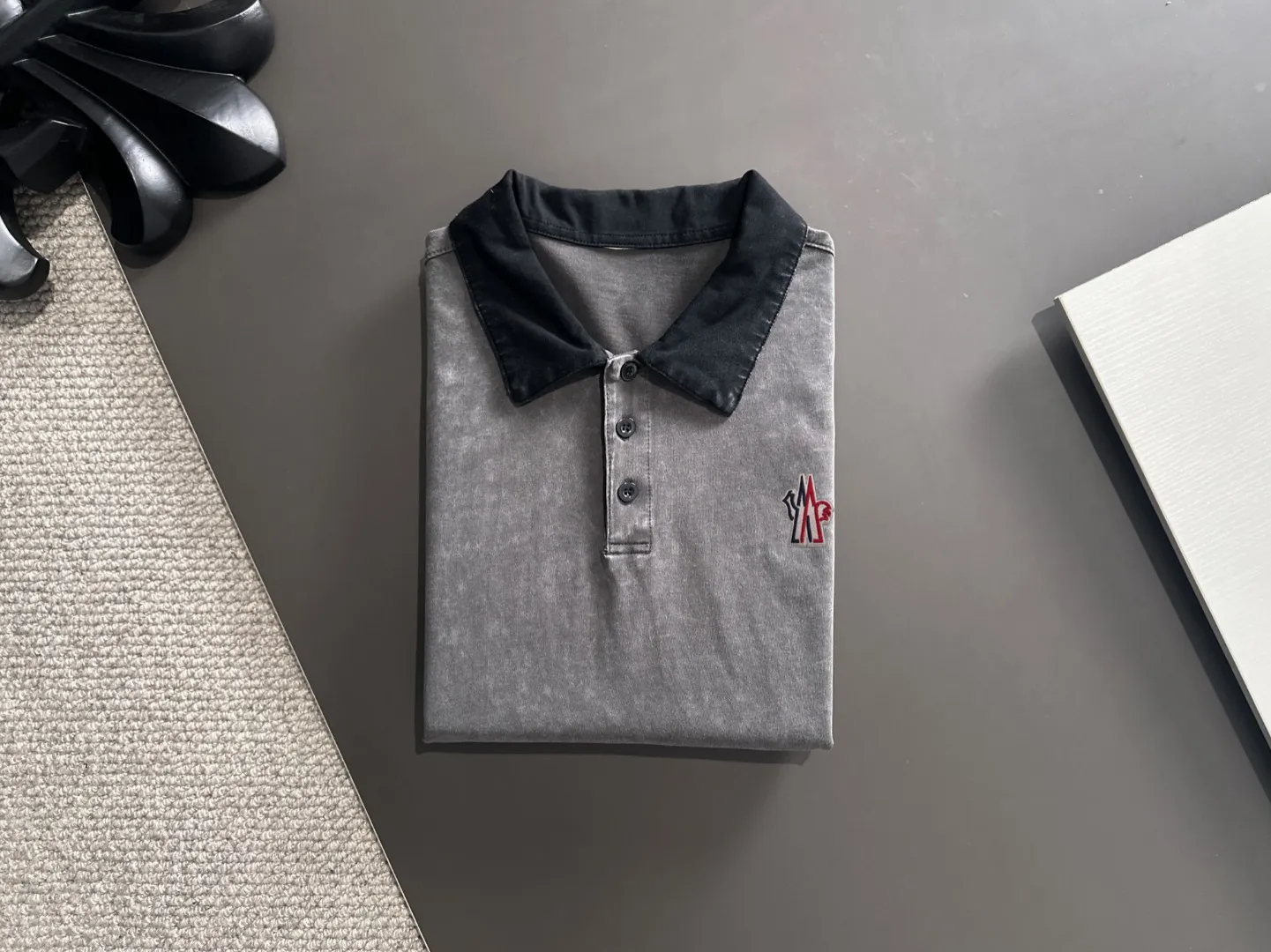 Next day delivery P300 high version MONCLER/muzzled 25ss spring and summer new high-definition T-shirt. Made with machines imported from Italy. Truly the most luxurious and high-quality. The style that you can wear with your eyes closed. Heavy combed fabrics. High-strength and heavy-weight fabrics feel substantial when weighed. The upper body is more textured than ordinary T-shirts and is not easy to deform. This texture can cope with the weather. It absorbs sweat and is breathable, suitable for both hot and cold conditions! Perfectly produced with reference to the original stitch and stitch! The loose fit design is super noble. Custom-woven signature ribbed collar, cuffs, and hem. Really rare and rare goods Size: S-XXL