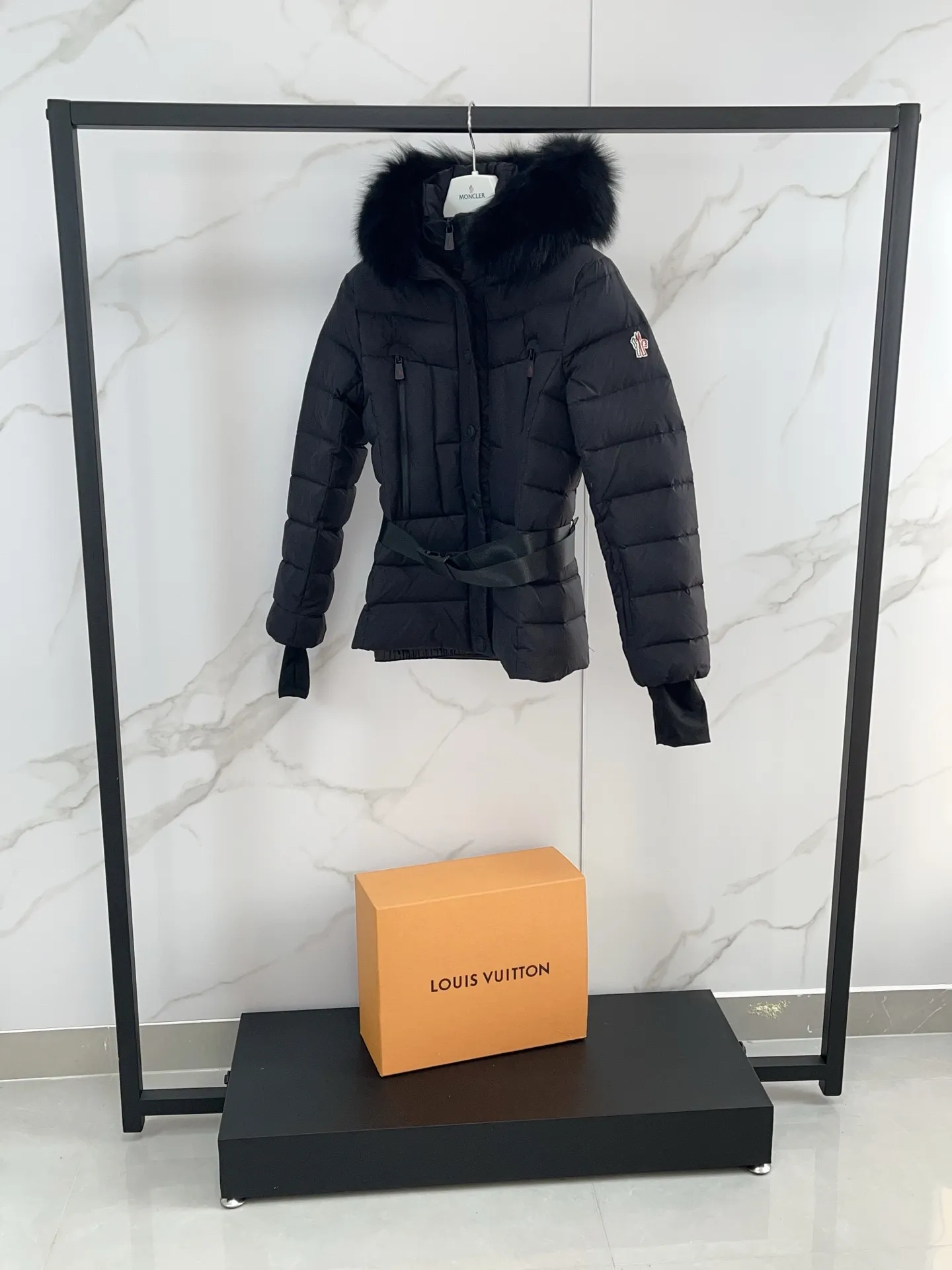 P1700 Premium down ⬆️Moncler Beverley women's hooded fox fur trimmed ski down jacket. Original purchase and development, goose down filling. The entire oversized fox fur collar imported from Finland. Premium goose down filling + original replacement fabric and ten original matching hardware. The tag has a complete bar code and the same number as the official website. The tag has built-in NFC electronic induction anti-counterfeiting. Supports multiple anti-counterfeiting verifications. Trimmed with fox fur collar, the Beverley down jacket embodies the signature style of the Moncler Grenoble collection, whether on the slopes or relaxing après-ski.  The most selected item, the Beverley down jacket is made of classic fabrics and is suitable for outdoor activities. Equipped with a snow-proof hem and functional zippers, it is breathable while providing warmth and protection. The hood's removable trim in plush sheep's leather adds an elegant finishing touch.  Details • Designed for skiing, snowboarding • Made with double-layered nylon fabric • Polyester lining • Down-filled • Adjustable hood with removable sheepskin trim • Double-layered front wind-blocking panel with snap-button closure • YKK® AquaGuard® functional zipper closure • Detachable and adjustable waistband • YKK® AquaGuard® functional zippered pocket • YKK® AquaGuard® functional zippered interior electronics pocket • YKK® AquaGuard® Functional Zippered Ski Pass Pocket • Snow Skirt • Stretch Jersey Wristband Size: 1-4 D001150 BUY NOW 👉
