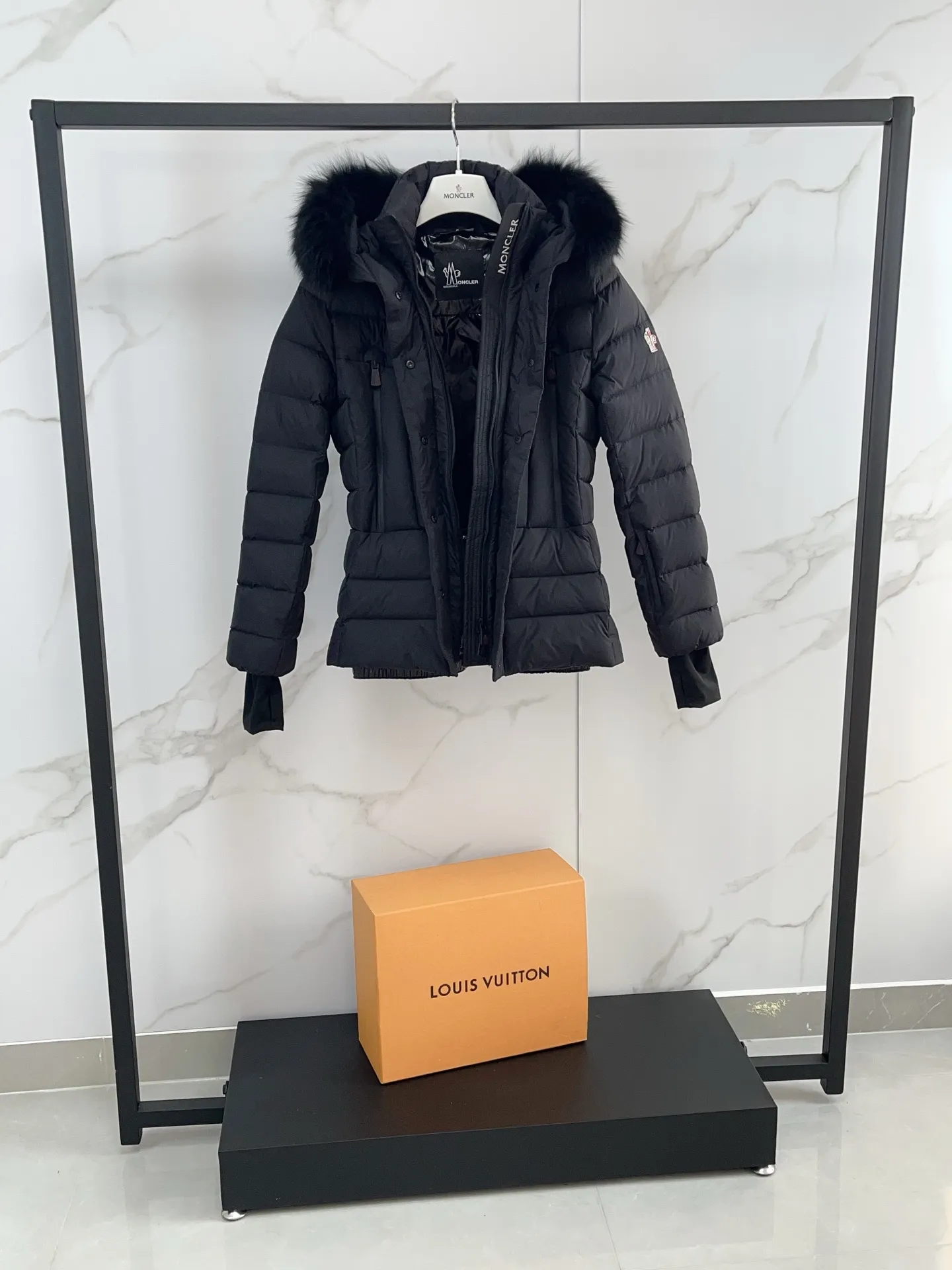 P1700 Premium down ⬆️Moncler Beverley women's hooded fox fur trimmed ski down jacket. Original purchase and development, goose down filling. The entire oversized fox fur collar imported from Finland. Premium goose down filling + original replacement fabric and ten original matching hardware. The tag has a complete bar code and the same number as the official website. The tag has built-in NFC electronic induction anti-counterfeiting. Supports multiple anti-counterfeiting verifications. Trimmed with fox fur collar, the Beverley down jacket embodies the signature style of the Moncler Grenoble collection, whether on the slopes or relaxing après-ski.  The most selected item, the Beverley down jacket is made of classic fabrics and is suitable for outdoor activities. Equipped with a snow-proof hem and functional zippers, it is breathable while providing warmth and protection. The hood's removable trim in plush sheep's leather adds an elegant finishing touch.  Details • Designed for skiing, snowboarding • Made with double-layered nylon fabric • Polyester lining • Down-filled • Adjustable hood with removable sheepskin trim • Double-layered front wind-blocking panel with snap-button closure • YKK® AquaGuard® functional zipper closure • Detachable and adjustable waistband • YKK® AquaGuard® functional zippered pocket • YKK® AquaGuard® functional zippered interior electronics pocket • YKK® AquaGuard® Functional Zippered Ski Pass Pocket • Snow Skirt • Stretch Jersey Wristband Size: 1-4 D001150 BUY NOW 👉