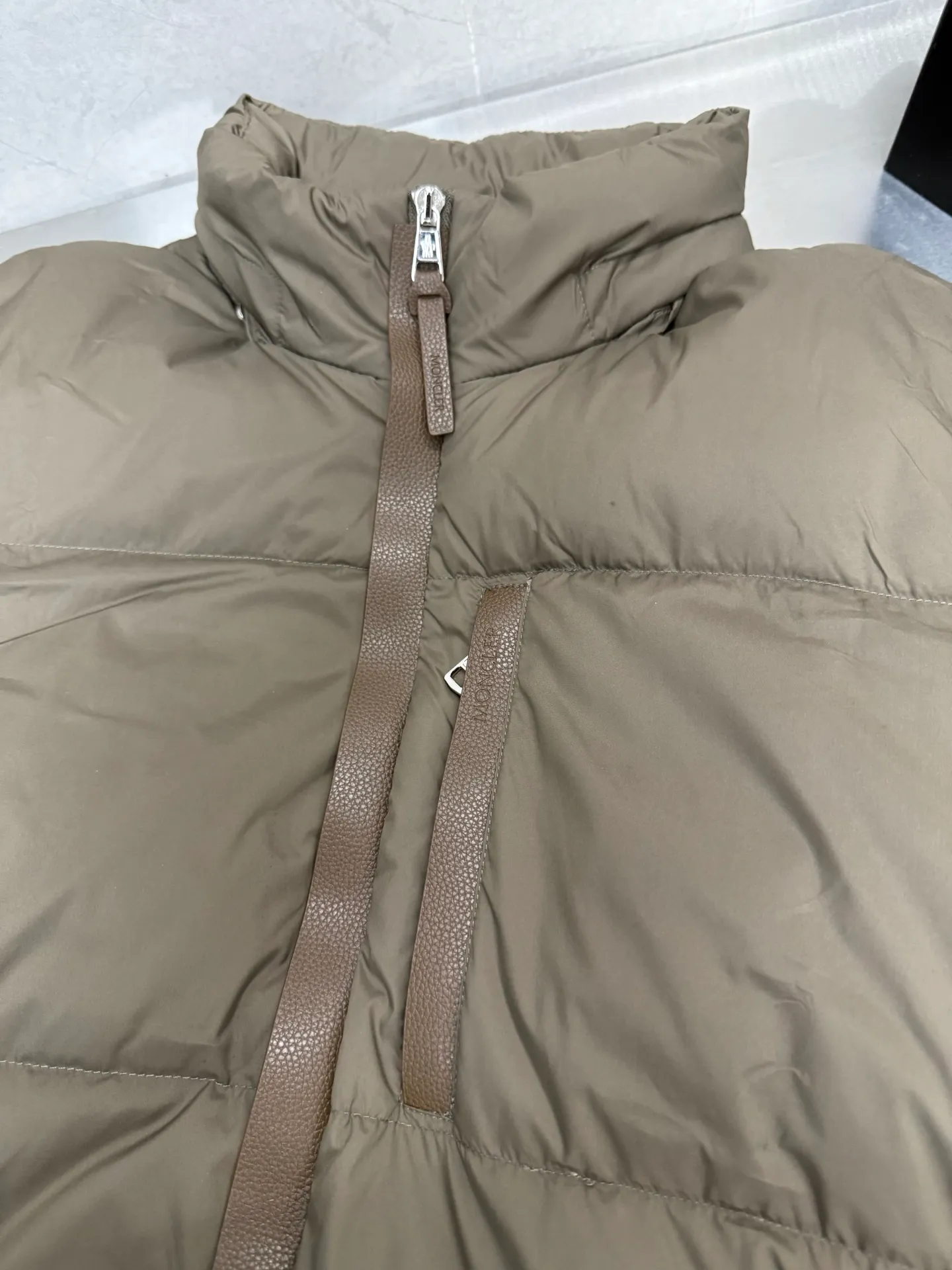 P860 Moncler masked BESBRE leather zipper short down jacket, stylish, versatile, comfortable and breathable design The official website is on sale at the same time! The down with great design and appearance can be purchased directly with quality control. It is a high-end product that cannot be missed! The fabric texture and shape are perfect. You can feel its powerful aura through detailed pictures, and it has superior handsomeness and warmth. Yes, it can be easily worn in various occasions! It has polythermal insulation and you don’t have to worry about getting a little chilly! The placket is designed with a leather zipper, which is both fashionable and functional. It not only highlights the shape but also keeps you warm. The leather pocket design makes the whole style more luxurious! Color: Black Khaki Size: 12345