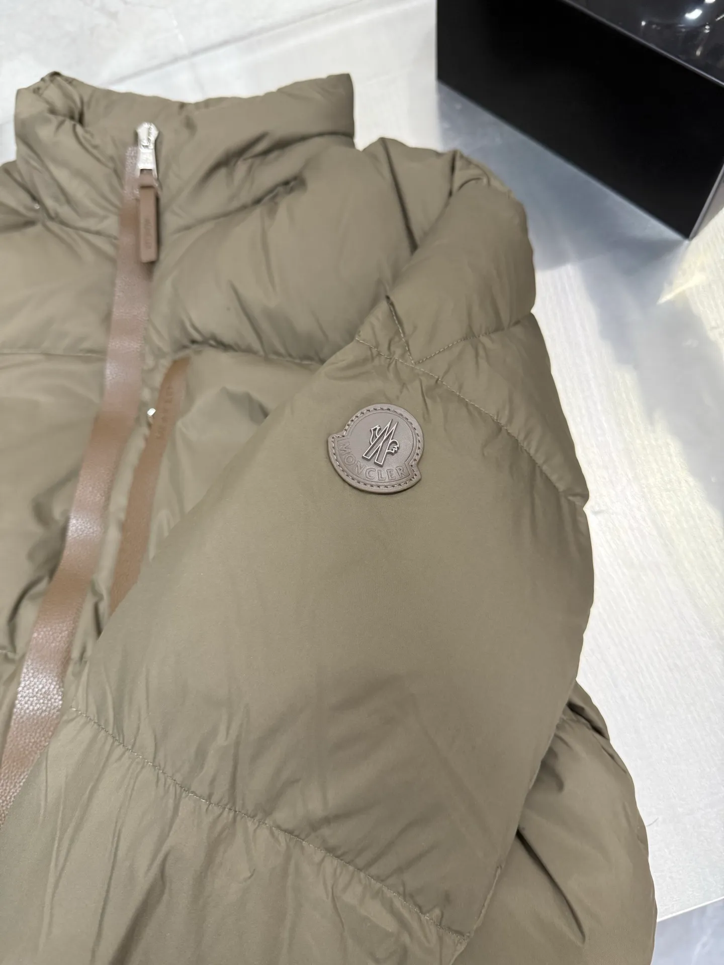 P860 Moncler masked BESBRE leather zipper short down jacket, stylish, versatile, comfortable and breathable design The official website is on sale at the same time! The down with great design and appearance can be purchased directly with quality control. It is a high-end product that cannot be missed! The fabric texture and shape are perfect. You can feel its powerful aura through detailed pictures, and it has superior handsomeness and warmth. Yes, it can be easily worn in various occasions! It has polythermal insulation and you don’t have to worry about getting a little chilly! The placket is designed with a leather zipper, which is both fashionable and functional. It not only highlights the shape but also keeps you warm. The leather pocket design makes the whole style more luxurious! Color: Black Khaki Size: 12345