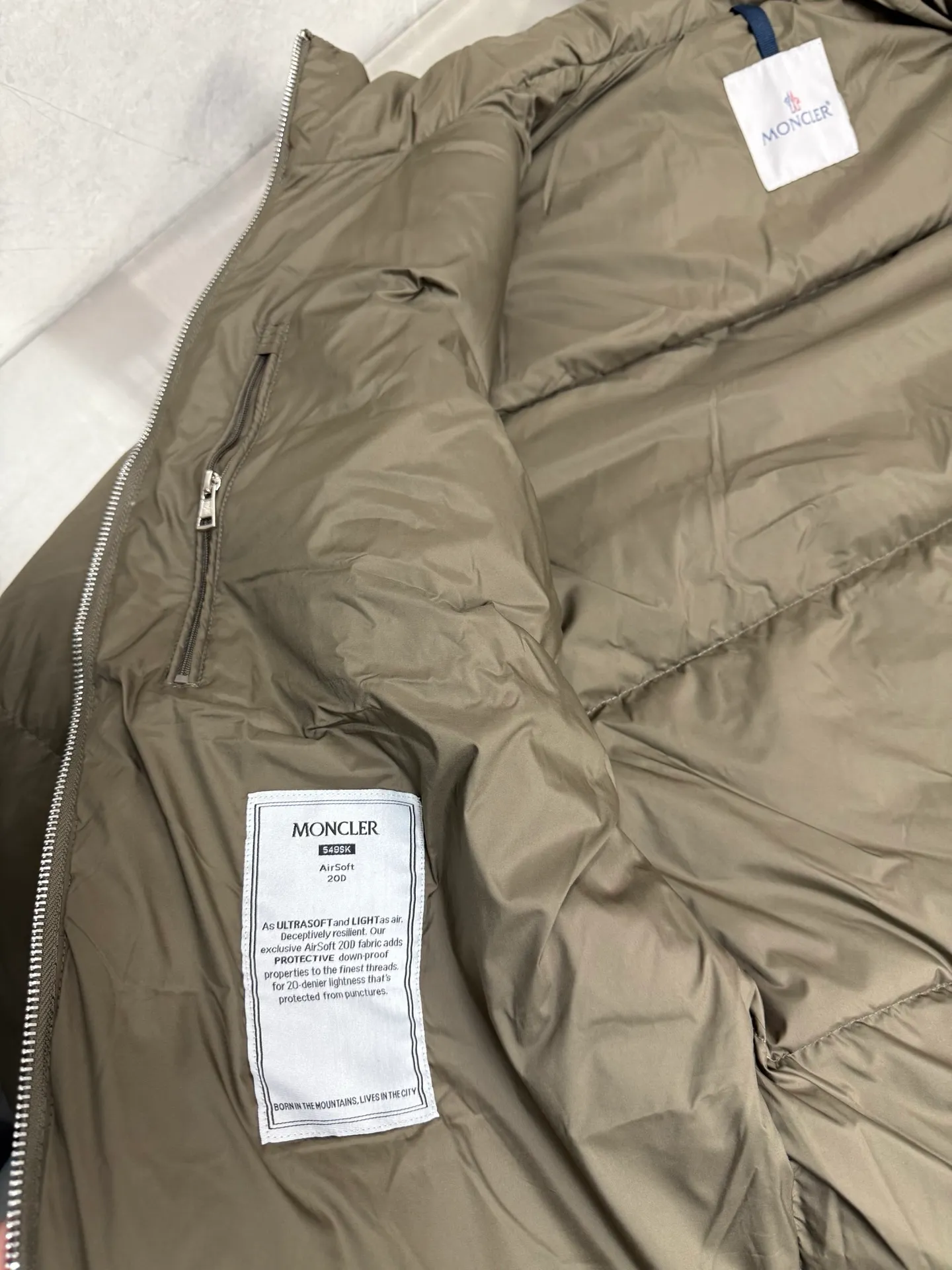 P860 Moncler masked BESBRE leather zipper short down jacket, stylish, versatile, comfortable and breathable design The official website is on sale at the same time! The down with great design and appearance can be purchased directly with quality control. It is a high-end product that cannot be missed! The fabric texture and shape are perfect. You can feel its powerful aura through detailed pictures, and it has superior handsomeness and warmth. Yes, it can be easily worn in various occasions! It has polythermal insulation and you don’t have to worry about getting a little chilly! The placket is designed with a leather zipper, which is both fashionable and functional. It not only highlights the shape but also keeps you warm. The leather pocket design makes the whole style more luxurious! Color: Black Khaki Size: 12345