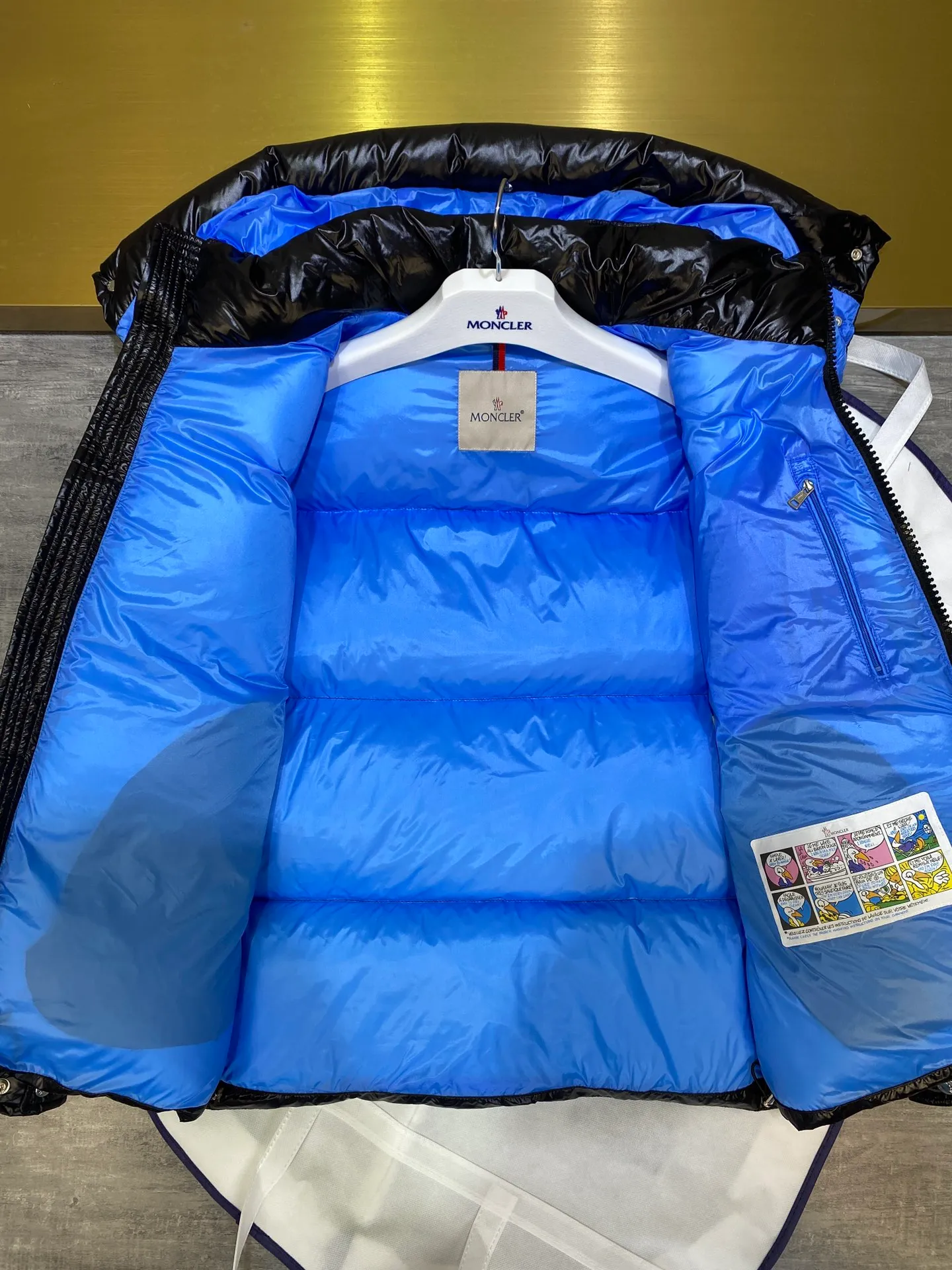 P880 Moncler Liu Haoran star's same style bread suit for couples, the fabric is imported from Korea🇰🇷, waterproof, windproof and wear-resistant🐮‼ ️, so the fabric must be very soft and thick as expected. 🤓🤓The sleeves are equipped with the iconic Moncler logo👏🏼, the hat is removable🧢, and the hat is decorated with a circle, echoing the brand's fashion trend‼ ️. Regular cuffs for warmth and comfort. ☺️☺️The cold protection index is minus 15-25℃🥶It is enough to wear in the winter of minus 30-40℃ in Toronto! ! ! Provide you with the best protection in cold weather. 🥳 Color: Black, Blue, Yellow, Size: 1 2 3 4 5