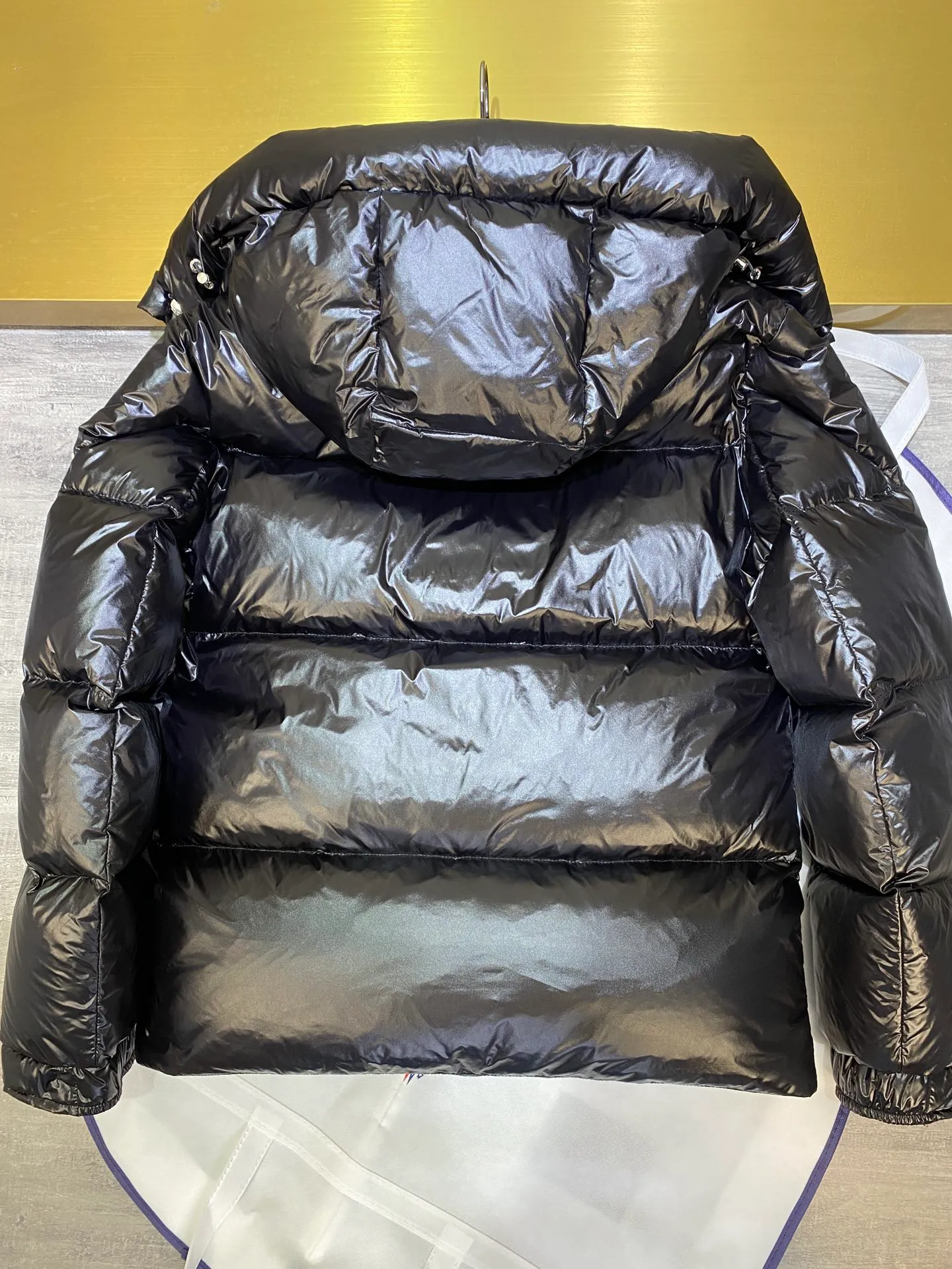 P880 Moncler Liu Haoran star's same style bread suit for couples, the fabric is imported from Korea🇰🇷, waterproof, windproof and wear-resistant🐮‼ ️, so the fabric must be very soft and thick as expected. 🤓🤓The sleeves are equipped with the iconic Moncler logo👏🏼, the hat is removable🧢, and the hat is decorated with a circle, echoing the brand's fashion trend‼ ️. Regular cuffs for warmth and comfort. ☺️☺️The cold protection index is minus 15-25℃🥶It is enough to wear in the winter of minus 30-40℃ in Toronto! ! ! Provide you with the best protection in cold weather. 🥳 Color: Black, Blue, Yellow, Size: 1 2 3 4 5