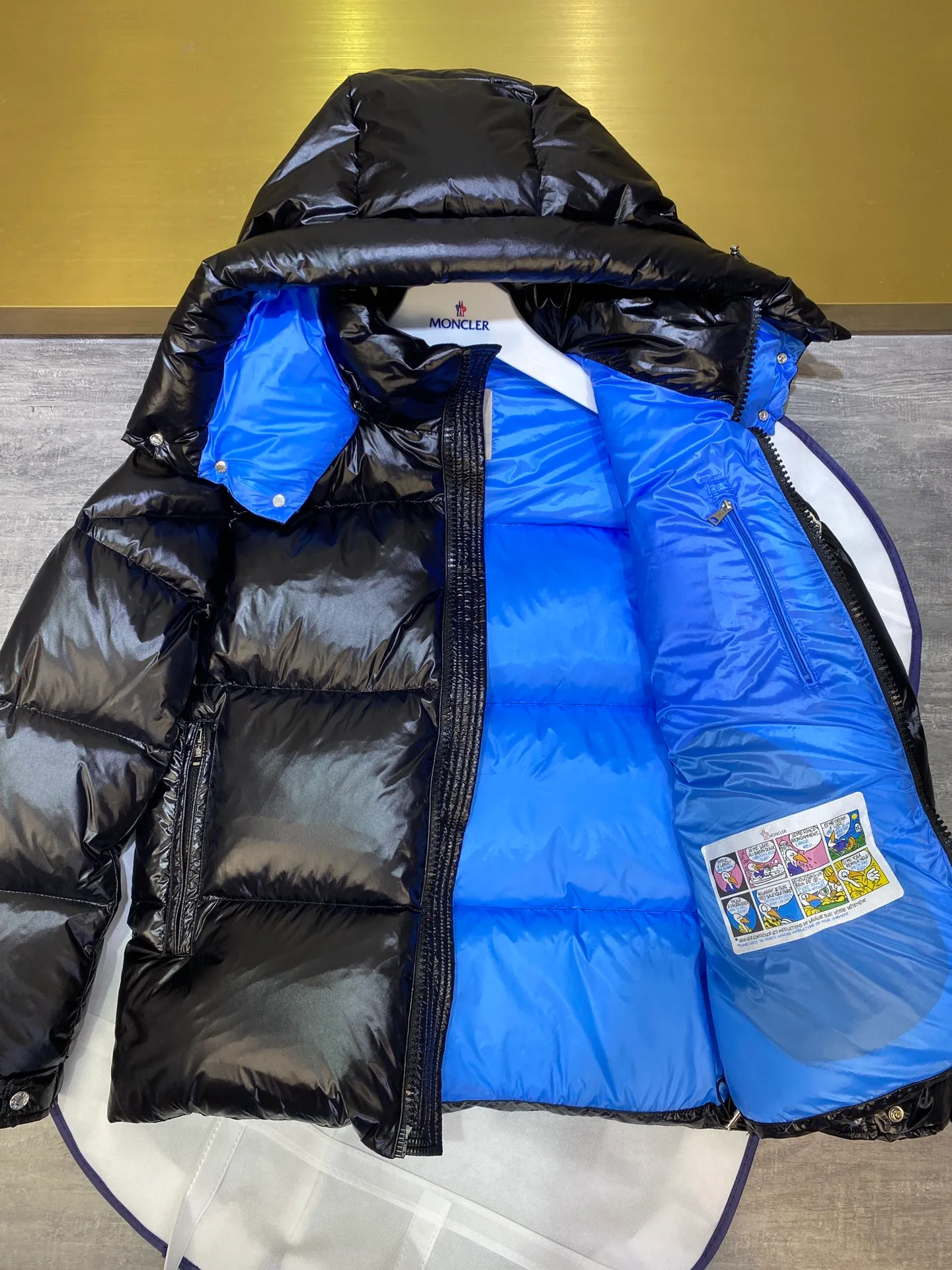 P880 Moncler Liu Haoran star's same style bread suit for couples, the fabric is imported from Korea🇰🇷, waterproof, windproof and wear-resistant🐮‼ ️, so the fabric must be very soft and thick as expected. 🤓🤓The sleeves are equipped with the iconic Moncler logo👏🏼, the hat is removable🧢, and the hat is decorated with a circle, echoing the brand's fashion trend‼ ️. Regular cuffs for warmth and comfort. ☺️☺️The cold protection index is minus 15-25℃🥶It is enough to wear in the winter of minus 30-40℃ in Toronto! ! ! Provide you with the best protection in cold weather. 🥳 Color: Black, Blue, Yellow, Size: 1 2 3 4 5