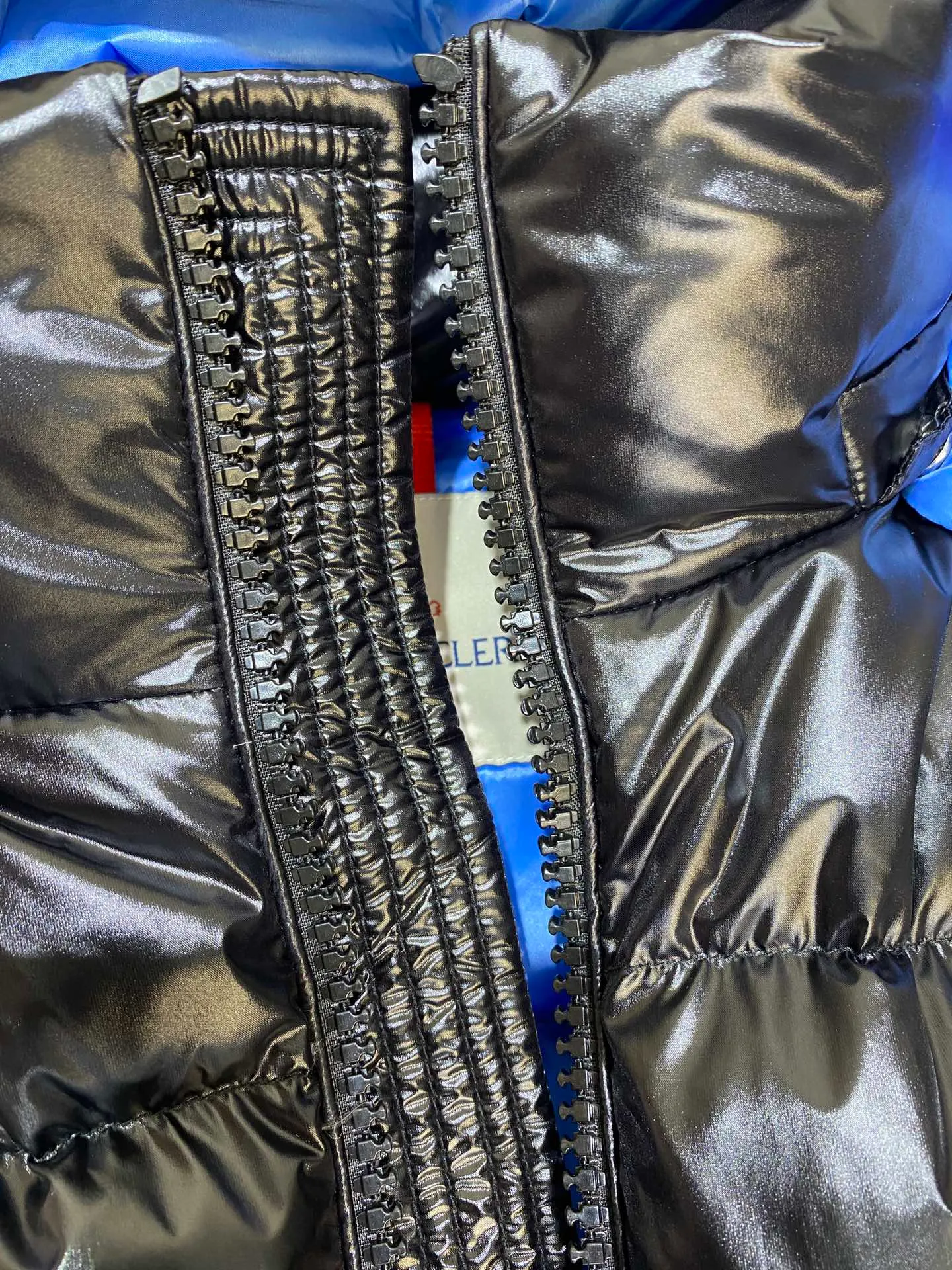 P880 Moncler Liu Haoran star's same style bread suit for couples, the fabric is imported from Korea🇰🇷, waterproof, windproof and wear-resistant🐮‼ ️, so the fabric must be very soft and thick as expected. 🤓🤓The sleeves are equipped with the iconic Moncler logo👏🏼, the hat is removable🧢, and the hat is decorated with a circle, echoing the brand's fashion trend‼ ️. Regular cuffs for warmth and comfort. ☺️☺️The cold protection index is minus 15-25℃🥶It is enough to wear in the winter of minus 30-40℃ in Toronto! ! ! Provide you with the best protection in cold weather. 🥳 Color: Black, Blue, Yellow, Size: 1 2 3 4 5