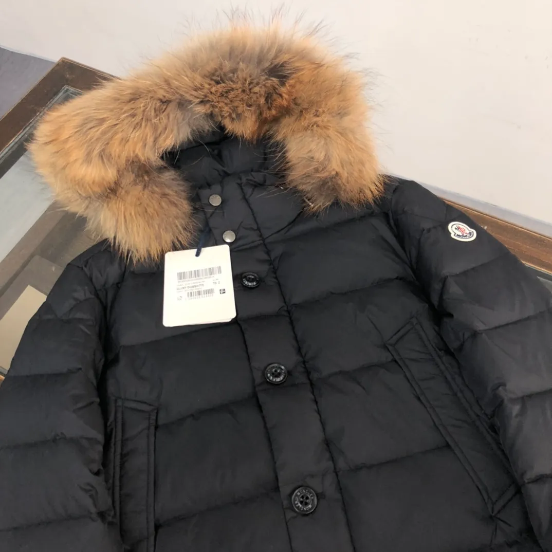 P1160 Moncler Classic Men's Men's Mid-Length Down Jacket, 90 down filling, raccoon fur collar, soft and textured fabric 👏 Continuous hot sale, the upper body is lighter and more comfortable. Size: 1 2 3 4 5