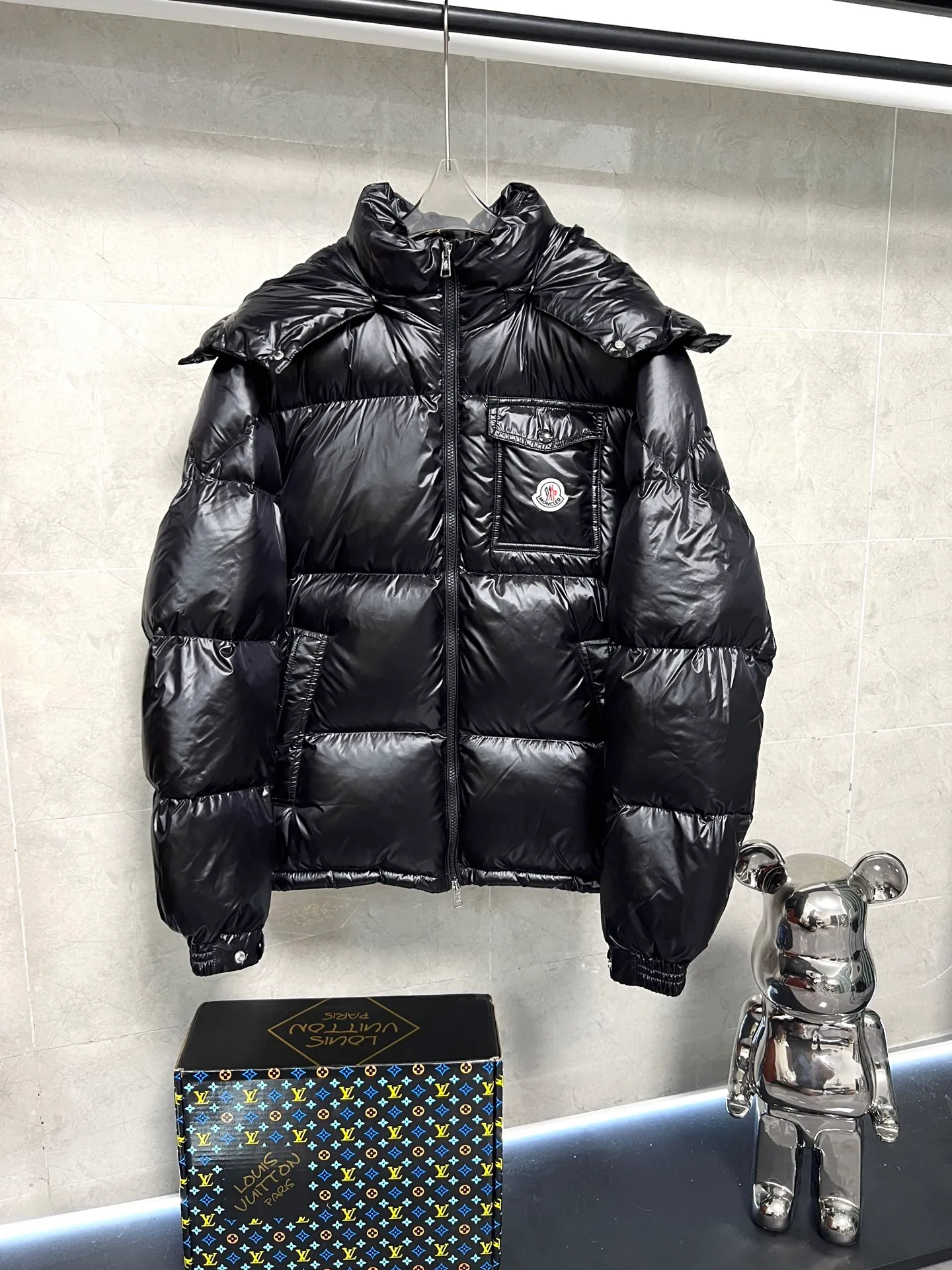P720 Moncler masked three-color webbing down jacket. This style adopts a double-row zipper design and is decorated with red and white stripes of webbing. The style is fashionable and recognizable. This color-hopping design is very eye-catching in winter. It is not only suitable for cold outdoor environments, but also can become a fashionable item for urban wear. It is a typical representative of the combination of functionality and fashion. It is perfectly filled with direct velvet filling technology and has a very good fluffy texture. Lightweight, warm and cold-resistant capabilities are maximized. Size: 12345