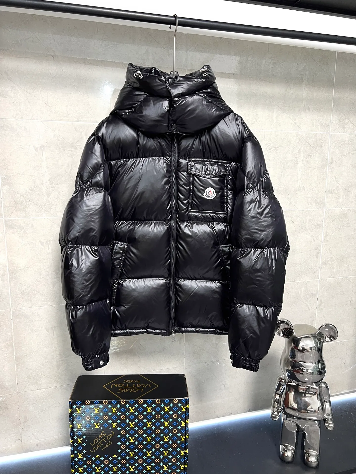 P720 Moncler masked three-color webbing down jacket. This style adopts a double-row zipper design and is decorated with red and white stripes of webbing. The style is fashionable and recognizable. This color-hopping design is very eye-catching in winter. It is not only suitable for cold outdoor environments, but also can become a fashionable item for urban wear. It is a typical representative of the combination of functionality and fashion. It is perfectly filled with direct velvet filling technology and has a very good fluffy texture. Lightweight, warm and cold-resistant capabilities are maximized. Size: 12345