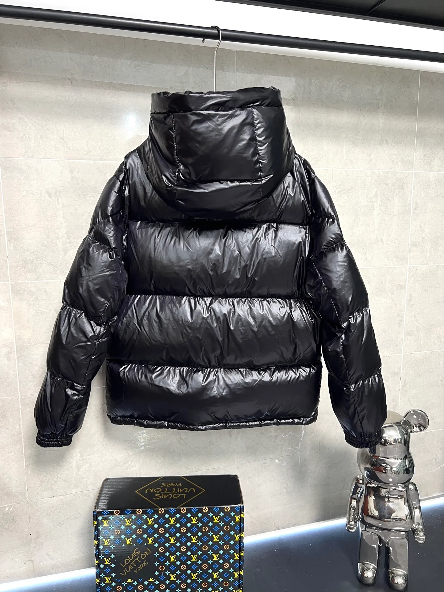 P720 Moncler masked three-color webbing down jacket. This style adopts a double-row zipper design and is decorated with red and white stripes of webbing. The style is fashionable and recognizable. This color-hopping design is very eye-catching in winter. It is not only suitable for cold outdoor environments, but also can become a fashionable item for urban wear. It is a typical representative of the combination of functionality and fashion. It is perfectly filled with direct velvet filling technology and has a very good fluffy texture. Lightweight, warm and cold-resistant capabilities are maximized. Size: 12345