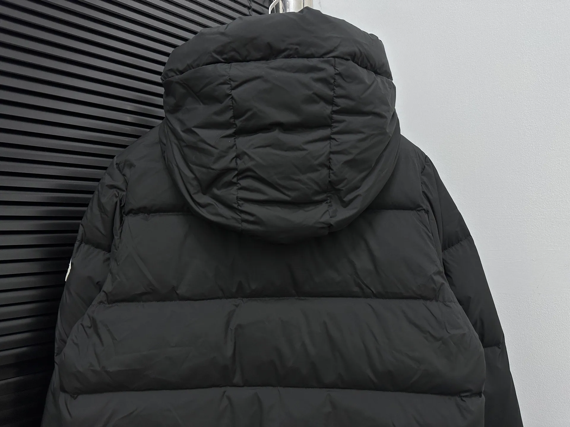 P1100 [Moncler] Bosona mid-length large felt badge down. Popular style. Good-looking for both men and women. This Bosona men's long down combines Moncler's classic aesthetics, excellent performance and protective features. Bosona long down is made of longue saison fabric and is designed with practical details to provide both warmth and protection. As a Moncler classic, this down jacket features a detachable hood and a front zipper placket that covers the windshield, significantly improving its protective performance. Size: 1-4
