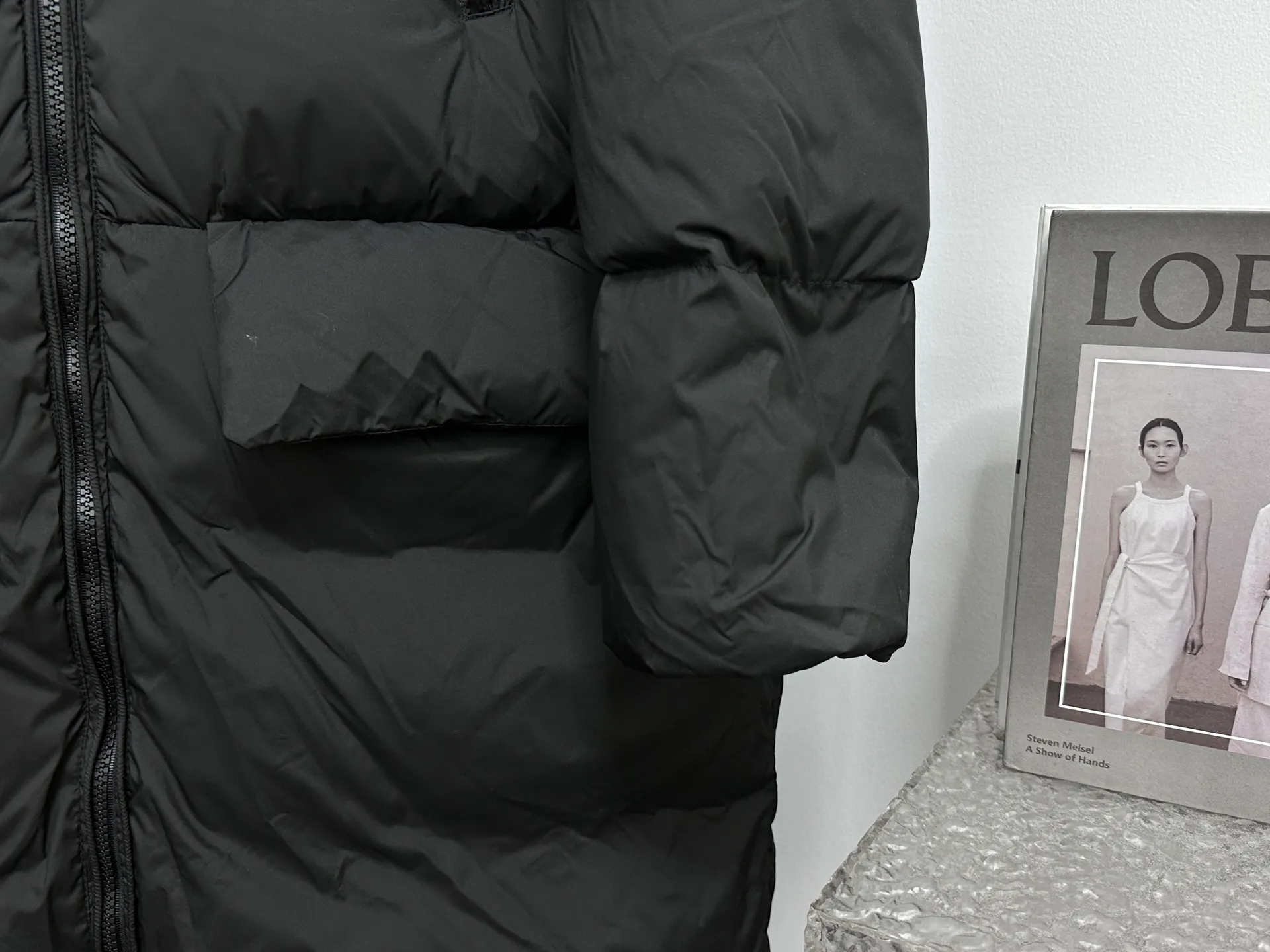 P1100 [Moncler] Bosona mid-length large felt badge down. Popular style. Good-looking for both men and women. This Bosona men's long down combines Moncler's classic aesthetics, excellent performance and protective features. Bosona long down is made of longue saison fabric and is designed with practical details to provide both warmth and protection. As a Moncler classic, this down jacket features a detachable hood and a front zipper placket that covers the windshield, significantly improving its protective performance. Size: 1-4