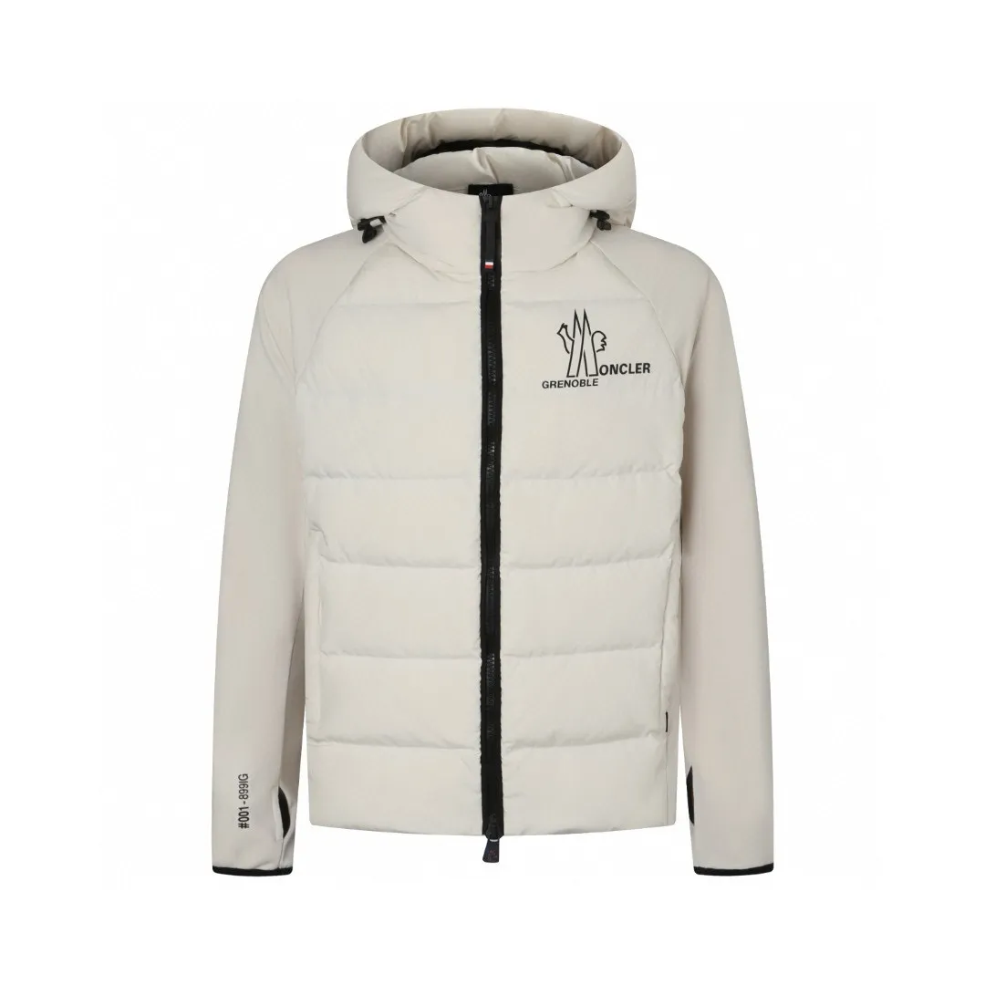 P730 [Exclusive supply] Moncler x RICK OWENS joint down jacket (white) The fabric is woven from fine long-staple cotton single yarn. Avoid static electricity and dust absorption due to friction. Through special additives or processes, fibers are less likely to get tangled into hair balls. Go for finer sanding and get an extremely fine touch like a peach finish. At the same time, it is famous for its high-quality white goose down filling, which has excellent thermal insulation effect. The main pattern uses a combination of imported environmentally friendly glue technology and three-dimensional flocking to outline sharp lines with fine glue, and the edges present a matte matte texture. Micro-three-dimensional flocking technology is used for the letters. Rick Owens' signature three-dimensional quilting technology combines laser cutting and hand-quilting to completely revolutionize the bulky feel of traditional down jackets. The slim silhouette combines sports functionality with the neat lines of high fashion. Customized two-way YKK zippers, reflective strips on the brim, hidden snow skirt design, and even the cuff ribs are 3D woven, taking into account outdoor protection and a comfortable fit for daily wear. Size:S-M-L-XL
