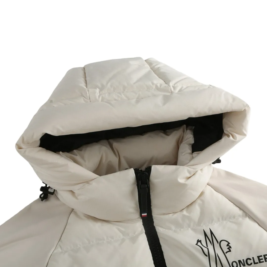 P730 [Exclusive supply] Moncler x RICK OWENS joint down jacket (white) The fabric is woven from fine long-staple cotton single yarn. Avoid static electricity and dust absorption due to friction. Through special additives or processes, fibers are less likely to get tangled into hair balls. Go for finer sanding and get an extremely fine touch like a peach finish. At the same time, it is famous for its high-quality white goose down filling, which has excellent thermal insulation effect. The main pattern uses a combination of imported environmentally friendly glue technology and three-dimensional flocking to outline sharp lines with fine glue, and the edges present a matte matte texture. Micro-three-dimensional flocking technology is used for the letters. Rick Owens' signature three-dimensional quilting technology combines laser cutting and hand-quilting to completely revolutionize the bulky feel of traditional down jackets. The slim silhouette combines sports functionality with the neat lines of high fashion. Customized two-way YKK zippers, reflective strips on the brim, hidden snow skirt design, and even the cuff ribs are 3D woven, taking into account outdoor protection and a comfortable fit for daily wear. Size:S-M-L-XL