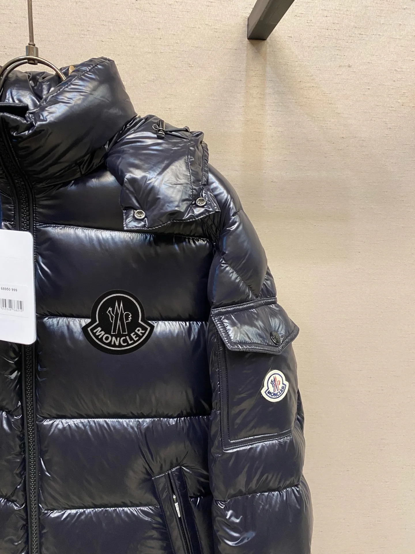 P780 MONCLER Meng Maya Down Jacket: Color/Black Size: M. L. Zipper pendant with custom logo Fabric: 400D bright nylon, anti-fouling, anti-wrinkle, waterproof and windproof, very wear-resistant, breathable and comfortable.           Embroidery: Straight lines, smooth curves, dense and neat stitches, no jagged edges, flat embroidery surface, no skewed threads, consistent stitch length, no bottom exposed, no overlap, smooth embroidery surface, no ink marks and other stains. Advanced imported embroidery machines are used to ensure embroidery quality.