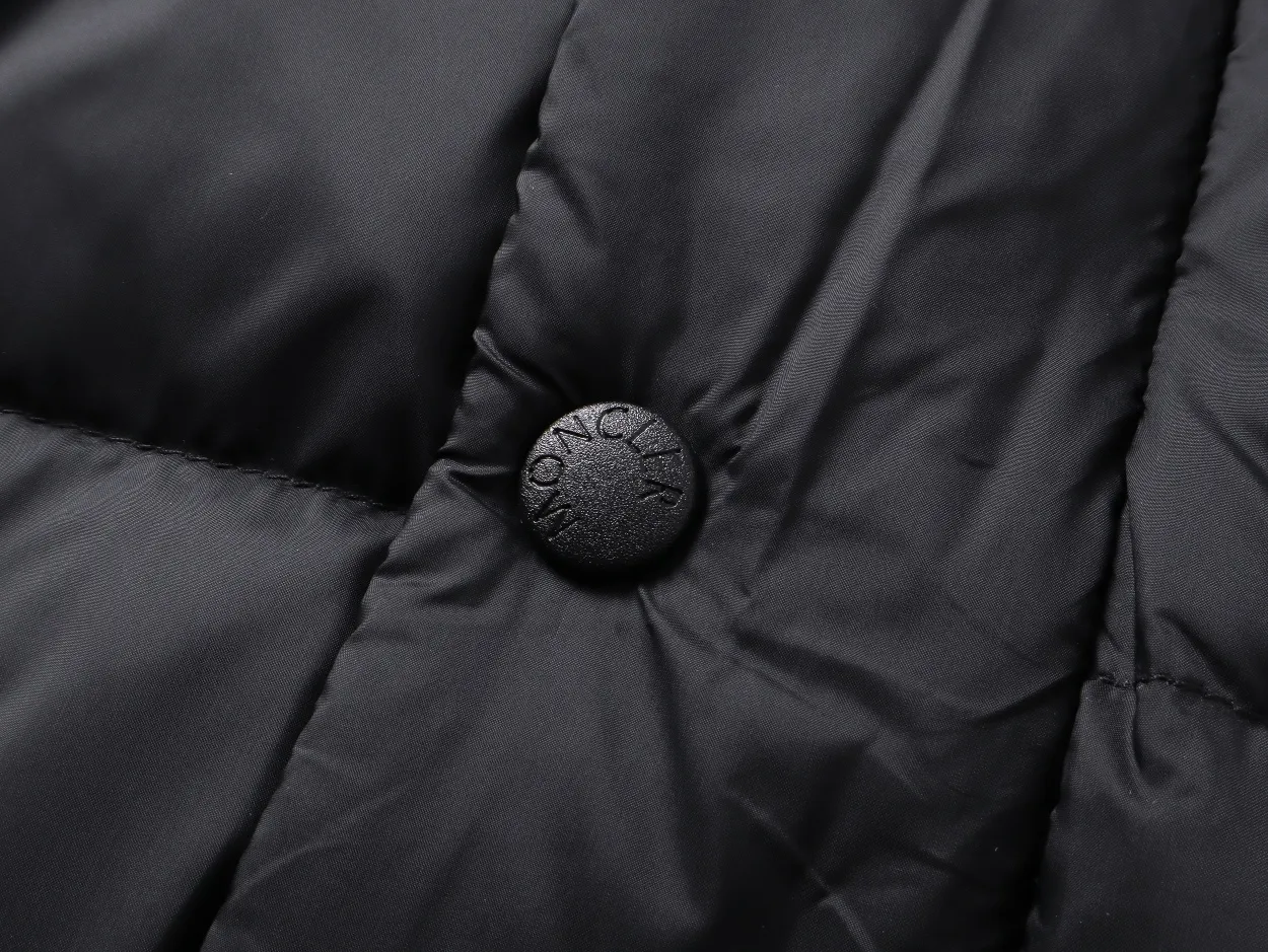 P880 Top version] Detailed picture of bulk Moncler Cyclone 2-in-1 down jacket. An easy way to get through the winter in one piece. It can be transformed into a jacket/hooded vest/stand-collar vest/hooded down jacket in seconds. The Cyclone down jacket is equipped with detachable sleeves and can be worn as a vest or jacket. Featuring a new, simple silhouette. This short down jacket is made from nylon and features easily removable sleeves, allowing you to convert the jacket into a vest. A removable hood and contrast lining complete the design. It has achieved a series of misunderstandings such as the original NFC inductive anti-counterfeiting chip, the national standard 95% pure white duck down, the exclusive use of top-grade down on the market, and never fake goose down. Perfect filling using direct velvet filling technology, the fluffy texture is very good. The lightness, warmth and cold protection ability are improved to the maximum. The original processing factory produces electroplated hardware, all customized by the original factory, and not all types of replicas on the market. Style number: 5610 Color: black Code number: 1.2.3.4.5