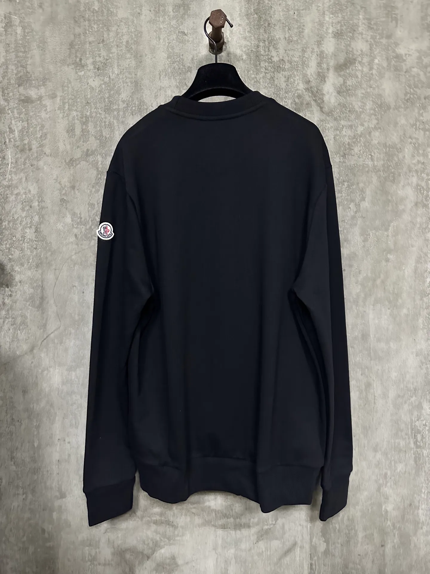 P340 MONCLER embroidered flower logo sweatshirt Fabric: Made of 380g double-strand pure cotton terry. Fabric: Thread with 1*1 double yarn thread. Matching dyeing in the same vat. The embroidery uses 3D three-dimensional embroidery technology, and the original computer scan and print is restored 1:1. There is a brand logo icon in the middle of the flower, as well as MONCLER embroidery. Customized hardware, threads, accessories, plate alignment, same style for men and women -Color: black -Size: S M L XL