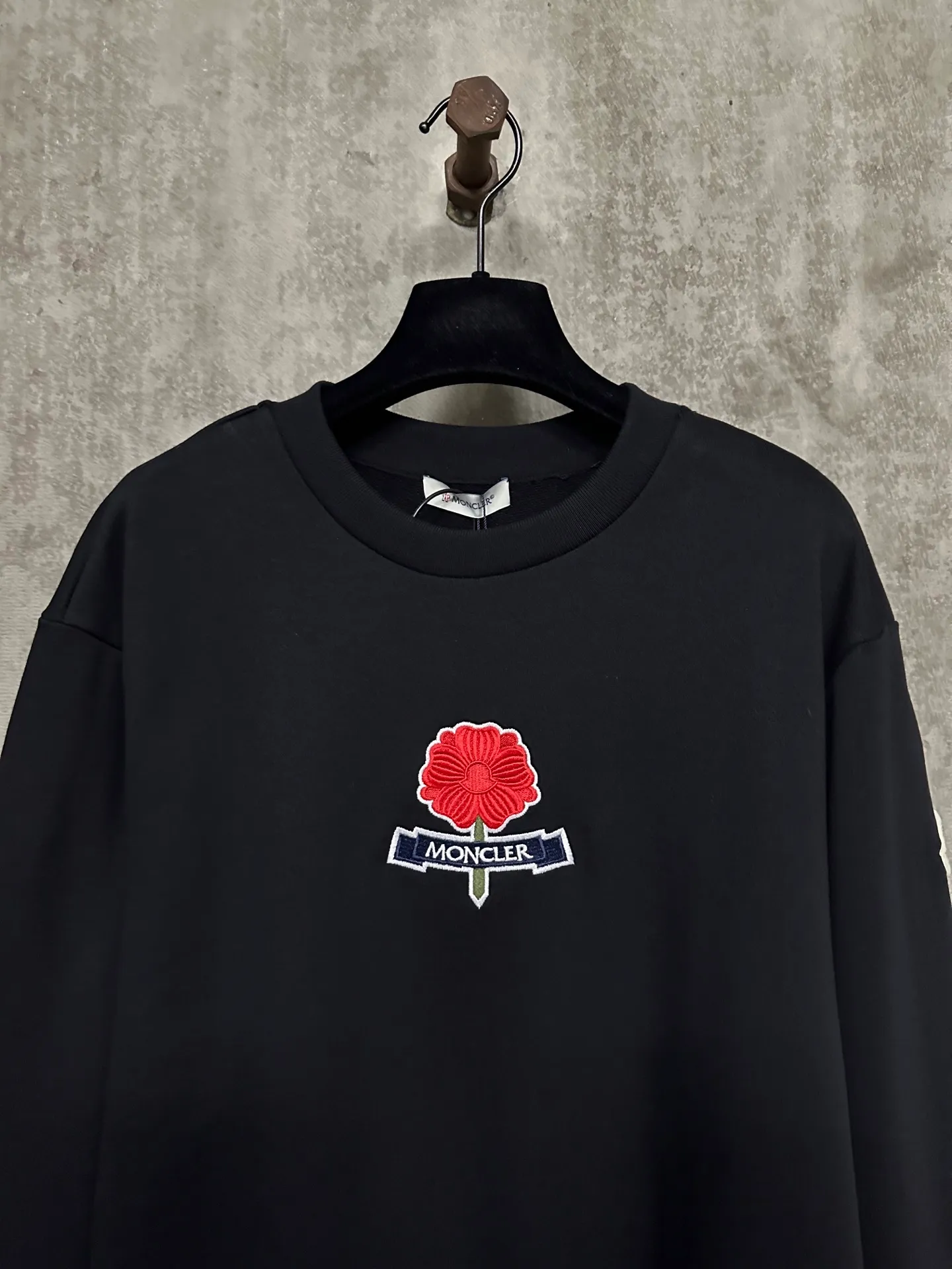P340 MONCLER embroidered flower logo sweatshirt Fabric: Made of 380g double-strand pure cotton terry. Fabric: Thread with 1*1 double yarn thread. Matching dyeing in the same vat. The embroidery uses 3D three-dimensional embroidery technology, and the original computer scan and print is restored 1:1. There is a brand logo icon in the middle of the flower, as well as MONCLER embroidery. Customized hardware, threads, accessories, plate alignment, same style for men and women -Color: black -Size: S M L XL