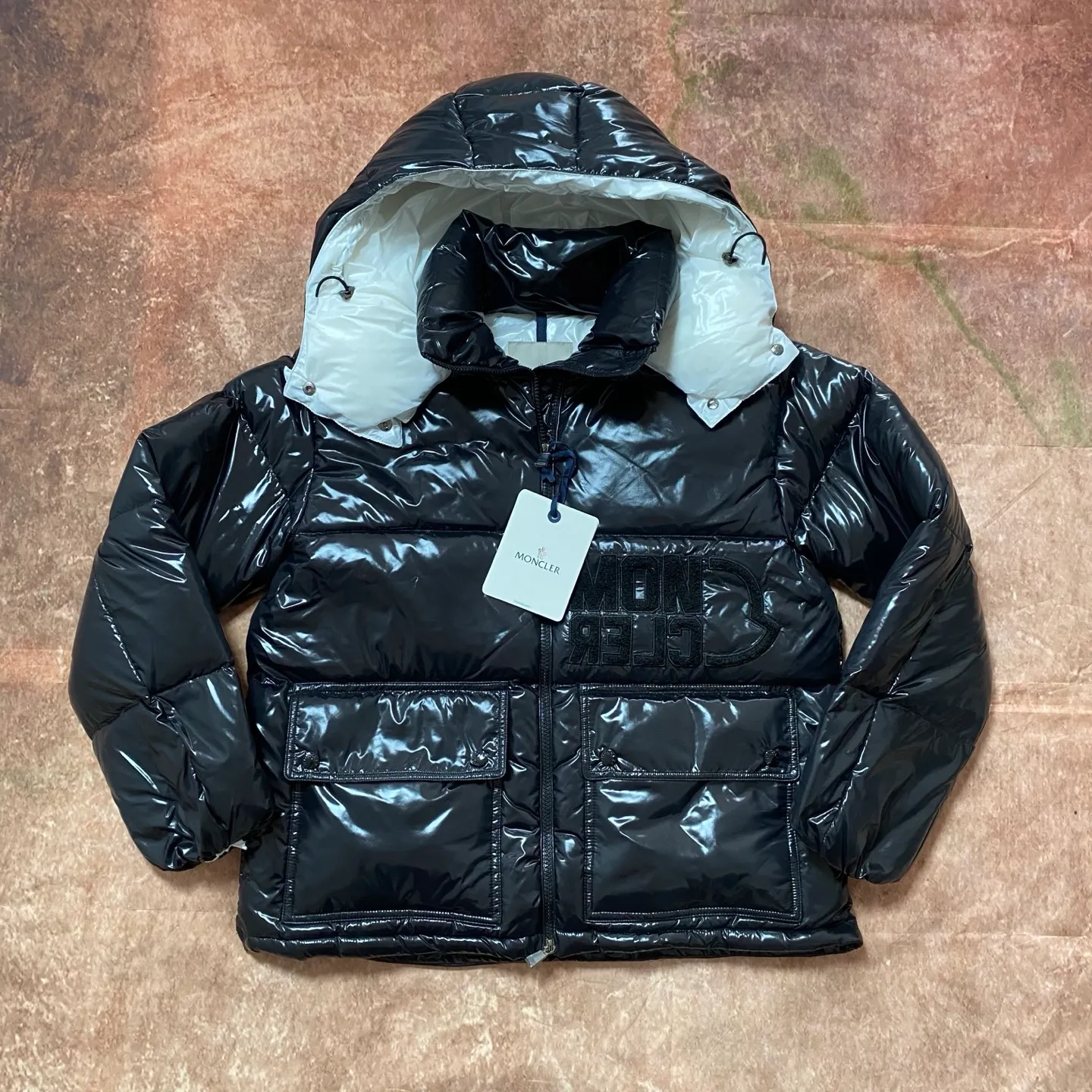 P840 Moncler Mouth Mouth [Top version🐮different from market products] Feel free to compare and contrast the version to distinguish the market refined goods🔥different from the market junk goods🗯️The same picture has different price because it is a different version ✅Don’t be fooled by the same copywriters and pirated picture gangs who mix and distribute high-luxury pictures at low prices. Once you receive it and compare the quality, you will know where the difference is. Don’t lie. Look for the terminal. I don’t guarantee that my products are the cheapest, but I definitely guarantee that they are worth every penny of your hard-earned money!  New Moncler FW23 Abbaye Short Style on Down ‼ ️Can be recommended! Long-term availability, non-stop supply! Description: The Abbaye cropped style in signature lacquered nylon embodies the essence of Moner style. Featuring rectangular quilting and a contrasting lining that refreshes the removable hood. Terry knit logo embroidery adds a unique touch to the ensemble, making it instantly recognizable.  , let’s not brag, there is almost no one that can do better than us! Color: white black, khaki Size: 0, 1, 2, 3
