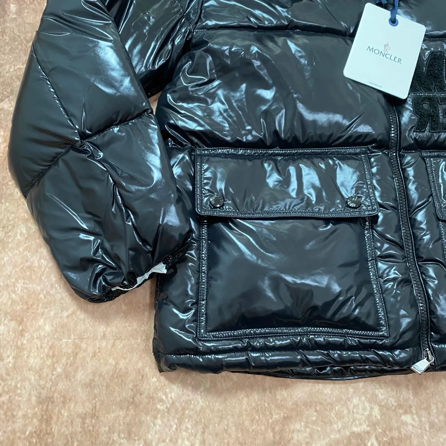 P840 Moncler Mouth Mouth [Top version🐮different from market products] Feel free to compare and contrast the version to distinguish the market refined goods🔥different from the market junk goods🗯️The same picture has different price because it is a different version ✅Don’t be fooled by the same copywriters and pirated picture gangs who mix and distribute high-luxury pictures at low prices. Once you receive it and compare the quality, you will know where the difference is. Don’t lie. Look for the terminal. I don’t guarantee that my products are the cheapest, but I definitely guarantee that they are worth every penny of your hard-earned money!  New Moncler FW23 Abbaye Short Style on Down ‼ ️Can be recommended! Long-term availability, non-stop supply! Description: The Abbaye cropped style in signature lacquered nylon embodies the essence of Moner style. Featuring rectangular quilting and a contrasting lining that refreshes the removable hood. Terry knit logo embroidery adds a unique touch to the ensemble, making it instantly recognizable.  , let’s not brag, there is almost no one that can do better than us! Color: white black, khaki Size: 0, 1, 2, 3