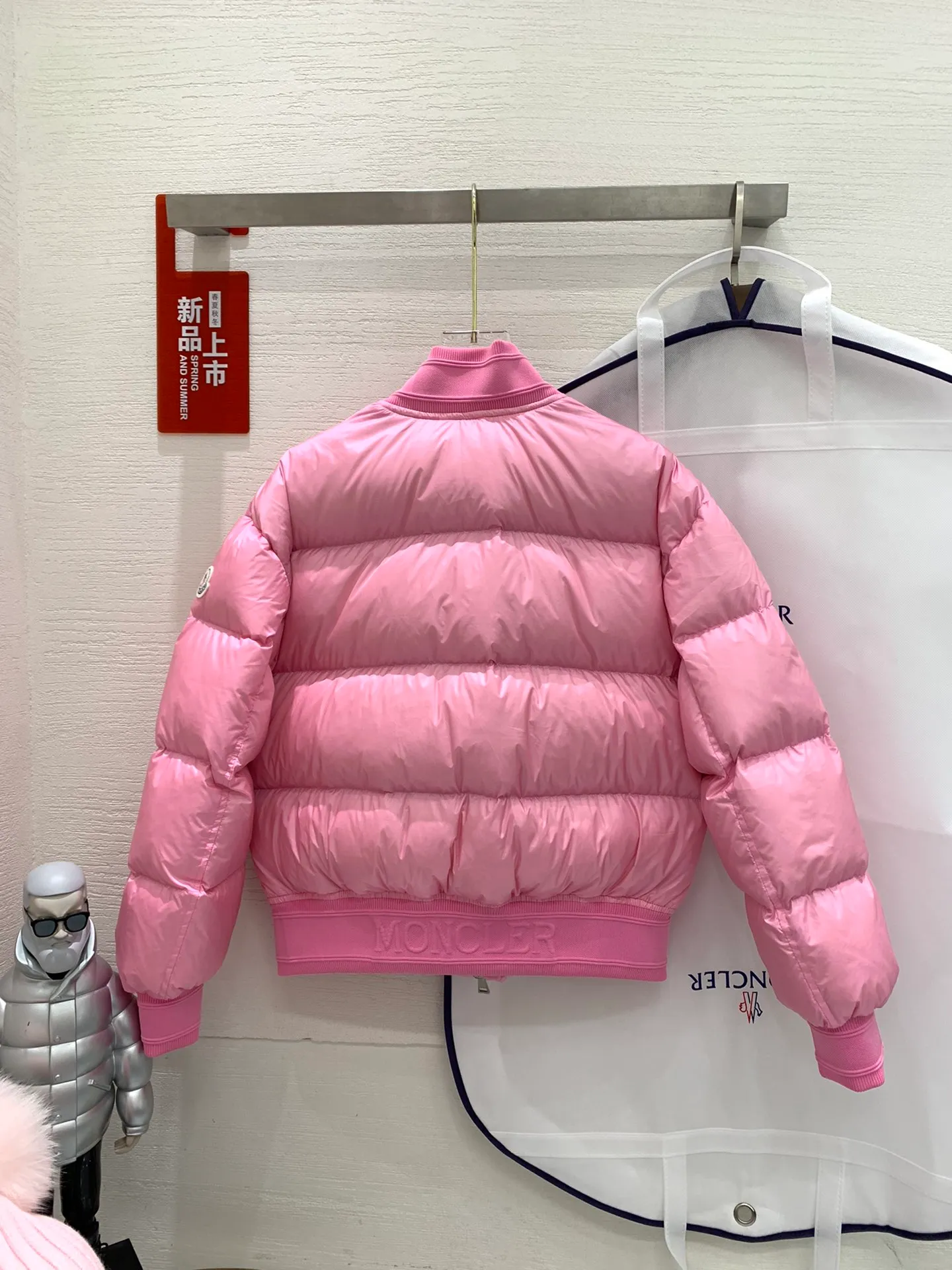P640 Moncler Women's Merlat Quilted Soft Shell Fabric Down Bomber Jacket, the same style as Jolin Tsai, there are many purchasing agents, it is a very popular style, highly recommended. New products for early autumn: Merlat women's down jacket and bomber jacket. The Merlat women's down bomber jacket plays with clever colors and has a fashionable and energetic design to interpret the campus sports style. The Merlat down jacket features a new bomber jacket design, inspired by the American school wear of the 1960s. This short down jacket is made of longue saison fabric, which is both lightweight and warm. This padded bomber jacket comes in a pop of color that's easy to pair with monochromatic or color-blocked looks. Made of longue saison fabric (j02) Longue saison lining Filled with down Rib knit collar and cuffs Zipper closure Zippered pockets Fabric: 100% nylon; Lining: 100% nylon; Filling Down content: 90% white goose down; Except for trim;