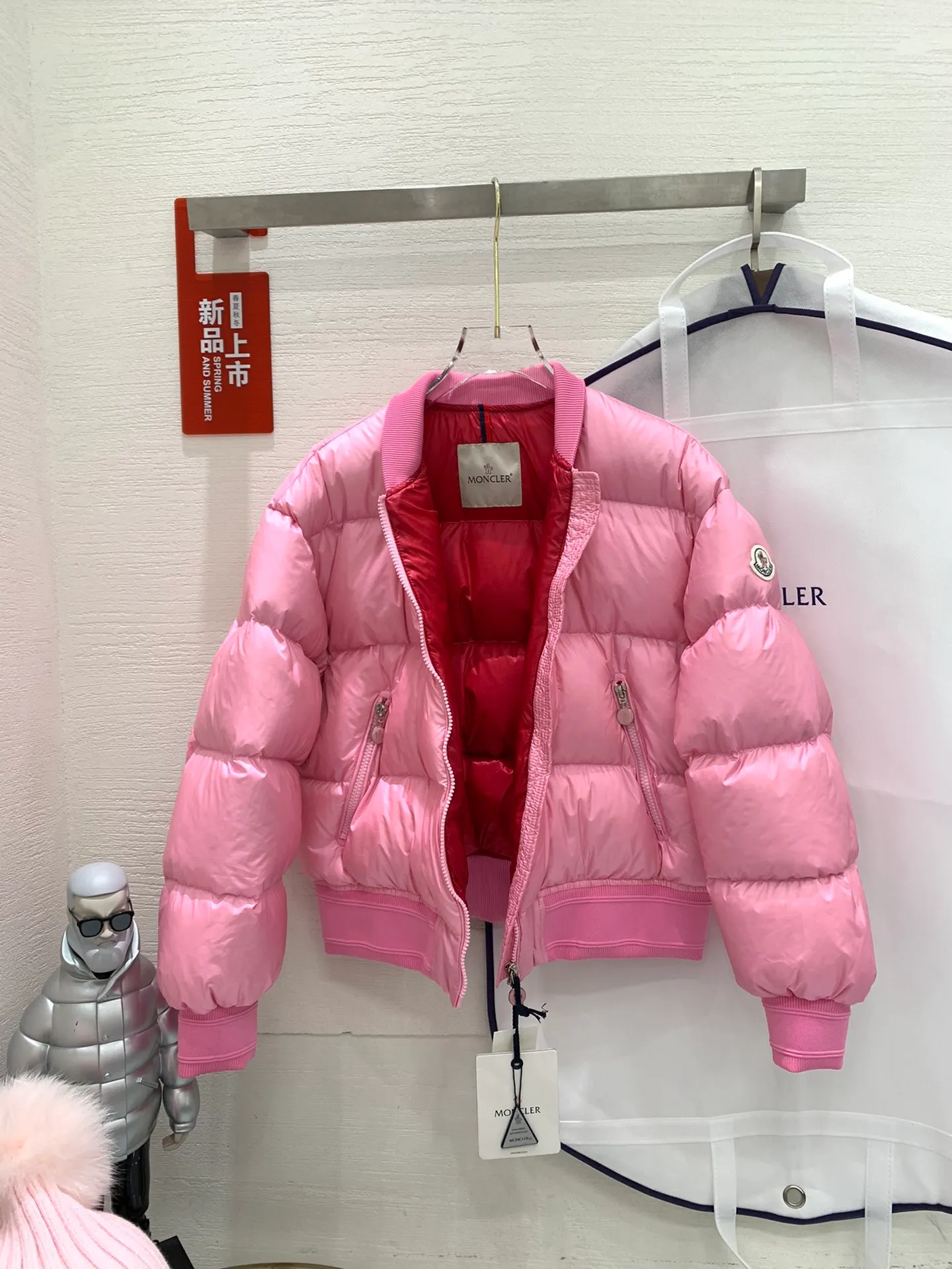 P640 Moncler Women's Merlat Quilted Soft Shell Fabric Down Bomber Jacket, the same style as Jolin Tsai, there are many purchasing agents, it is a very popular style, highly recommended. New products for early autumn: Merlat women's down jacket and bomber jacket. The Merlat women's down bomber jacket plays with clever colors and has a fashionable and energetic design to interpret the campus sports style. The Merlat down jacket features a new bomber jacket design, inspired by the American school wear of the 1960s. This short down jacket is made of longue saison fabric, which is both lightweight and warm. This padded bomber jacket comes in a pop of color that's easy to pair with monochromatic or color-blocked looks. Made of longue saison fabric (j02) Longue saison lining Filled with down Rib knit collar and cuffs Zipper closure Zippered pockets Fabric: 100% nylon; Lining: 100% nylon; Filling Down content: 90% white goose down; Except for trim;