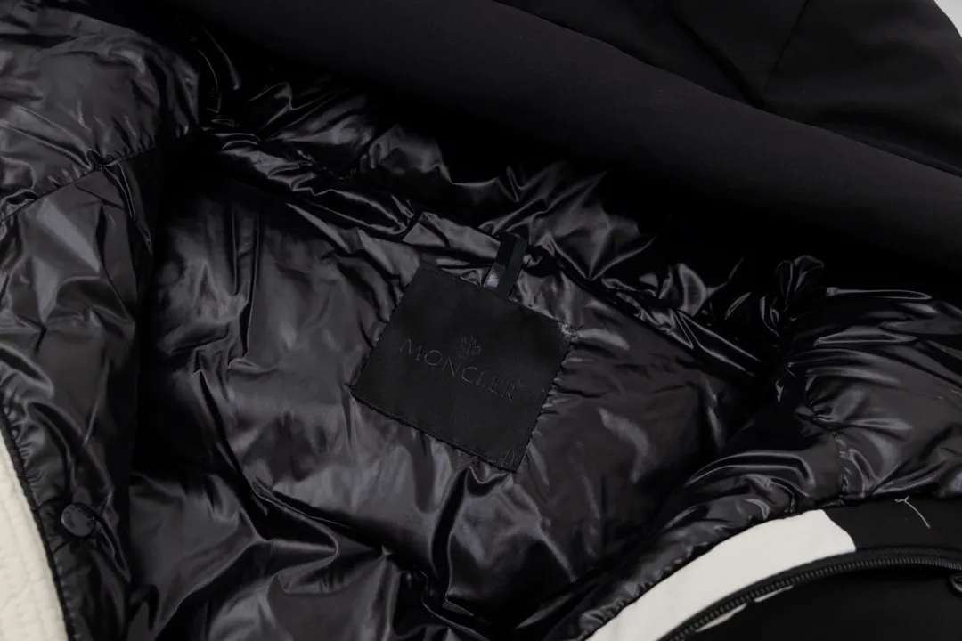 P820 ​​top version of Moncler's black warrior, popular winter down jacket, short down jacket, embossed access control down jacket, bread coat, the official website is out of stock, and the embossed placket clearly distinguishes the currency. The moncle madeira series, everyone calls it the black warrior! The 500g cashmere + Moncler Madeira short down jacket, with matte and sharp colors and tailoring, creates a smart posture. Wearing the main line of the autumn and winter mask series, return to the hustle and bustle of the city. One of the main series of autumn and winter, it is destined to be popular all over the Internet! The high-collar design of bread coats can be worn by both men and women! Mengkou's main series this year is filled with 90% white goose down, which is warm, comfortable and not bulky. The bread coat pattern is formed by large squares. Each square is evenly distributed, firmly locking the down, and warming your body! The interior adopts the new design of the black label main mark, which does not lose its personality and is low-key! The placket highlights the brand and has a certain sense of beauty and layering! The original customized fabric has a high density and a certain color, and the feel is definitely consistent with the original!!! The contrasting color fabric inside is dyed first, and after repeated testing, there will never be a single velvet out! The clean cut makes the upper body not bloated at all! It allows you to spend the cold winter gently! There is no gorgeous decoration or special design, it is just simple. But it will make you feel excited!! Simple and practical outerwear, showing the agility and visual vitality of contemporary trends, while reinterpreting Moncler's iconic classic styles, it promotes a more youthful and uninhibited cool play attitude! Color: black, gray and white