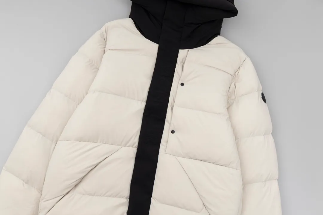 P820 ​​top version of Moncler's black warrior, popular winter down jacket, short down jacket, embossed access control down jacket, bread coat, the official website is out of stock, and the embossed placket clearly distinguishes the currency. The moncle madeira series, everyone calls it the black warrior! The 500g cashmere + Moncler Madeira short down jacket, with matte and sharp colors and tailoring, creates a smart posture. Wearing the main line of the autumn and winter mask series, return to the hustle and bustle of the city. One of the main series of autumn and winter, it is destined to be popular all over the Internet! The high-collar design of bread coats can be worn by both men and women! Mengkou's main series this year is filled with 90% white goose down, which is warm, comfortable and not bulky. The bread coat pattern is formed by large squares. Each square is evenly distributed, firmly locking the down, and warming your body! The interior adopts the new design of the black label main mark, which does not lose its personality and is low-key! The placket highlights the brand and has a certain sense of beauty and layering! The original customized fabric has a high density and a certain color, and the feel is definitely consistent with the original!!! The contrasting color fabric inside is dyed first, and after repeated testing, there will never be a single velvet out! The clean cut makes the upper body not bloated at all! It allows you to spend the cold winter gently! There is no gorgeous decoration or special design, it is just simple. But it will make you feel excited!! Simple and practical outerwear, showing the agility and visual vitality of contemporary trends, while reinterpreting Moncler's iconic classic styles, it promotes a more youthful and uninhibited cool play attitude! Color: black, gray and white