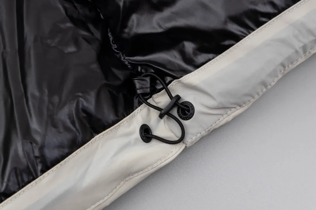 P820 ​​top version of Moncler's black warrior, popular winter down jacket, short down jacket, embossed access control down jacket, bread coat, the official website is out of stock, and the embossed placket clearly distinguishes the currency. The moncle madeira series, everyone calls it the black warrior! The 500g cashmere + Moncler Madeira short down jacket, with matte and sharp colors and tailoring, creates a smart posture. Wearing the main line of the autumn and winter mask series, return to the hustle and bustle of the city. One of the main series of autumn and winter, it is destined to be popular all over the Internet! The high-collar design of bread coats can be worn by both men and women! Mengkou's main series this year is filled with 90% white goose down, which is warm, comfortable and not bulky. The bread coat pattern is formed by large squares. Each square is evenly distributed, firmly locking the down, and warming your body! The interior adopts the new design of the black label main mark, which does not lose its personality and is low-key! The placket highlights the brand and has a certain sense of beauty and layering! The original customized fabric has a high density and a certain color, and the feel is definitely consistent with the original!!! The contrasting color fabric inside is dyed first, and after repeated testing, there will never be a single velvet out! The clean cut makes the upper body not bloated at all! It allows you to spend the cold winter gently! There is no gorgeous decoration or special design, it is just simple. But it will make you feel excited!! Simple and practical outerwear, showing the agility and visual vitality of contemporary trends, while reinterpreting Moncler's iconic classic styles, it promotes a more youthful and uninhibited cool play attitude! Color: black, gray and white