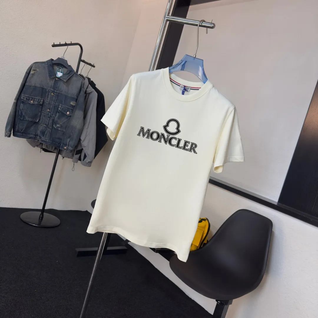 P140 Upgraded version "Mobile phone smart sensor ~ NFC chip armband ~ Direct access to the official website for anti-counterfeiting" "Moncler ~ Mouth Mouth" 2025 new high-quality round neck short-sleeved T-shirt. The cuffs have imported embroidered labels. Customized dyeing, very comfortable to touch. Super versatile and good-looking short-sleeved. Complete with three labels. Non-market ordinary version. Feel free to compare. Quality is absolutely guaranteed! ‼ First of all, this original fabric is all custom-woven with 32-count double yarn fabric, 250G, and the weight is the same‼ Fine workmanship, double waistcoat method, double waistcoat method, double waistcoat method makes the whole dress more three-dimensional, which is not a craft that ordinary T-shirts can achieve🤪 Size: S-M-L-XL-2XL Color: black, white, apricot, same style for men and women