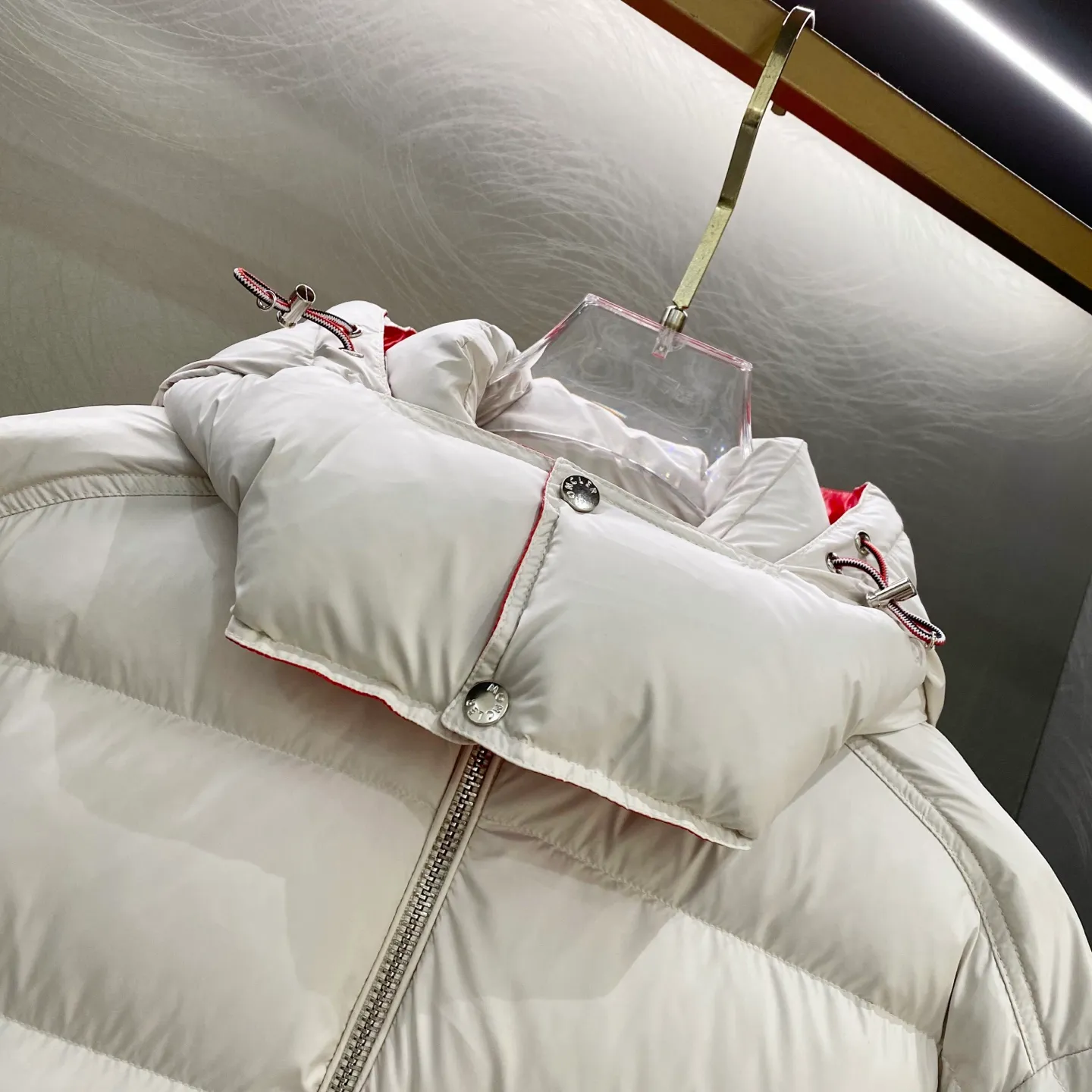 P720 Moncler｜Moncler 2025 Autumn and Winter New Down Jacket Couple Style White and Red Popular Down Jacket Comes standard with the same canvas handbag at the counter (default for return and loss -10💰) ▪️Filling The filling is the new national standard 80 pure white duck down! 700 fill power! Huge fluffy! Easily survive the winter in one piece in the north! Four layers of 400D film-coated bile cloth on the front and back! Rest assured that after washing and wearing it for several years, the lint will not get lost!  ▪️Hardware accessories, original disassembly, mold opening and custom-made four-button buckles, zipper pullers, all with the same LOGO and engraving as the original! Tags, hanging beads, washing, stickers, all original details restored! Really high quality!  Color: Beige Size: M L XL