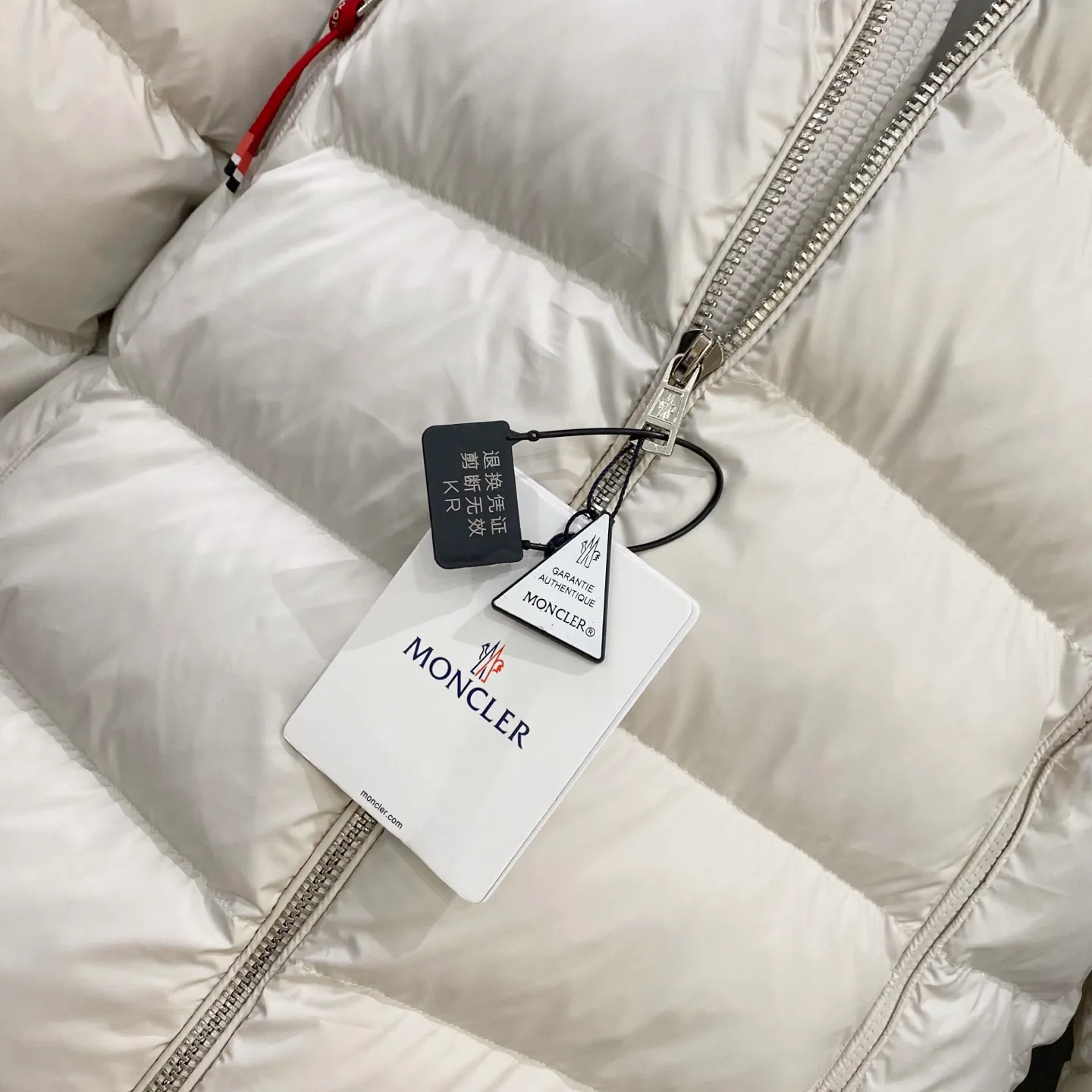 P720 Moncler｜Moncler 2025 Autumn and Winter New Down Jacket Couple Style White and Red Popular Down Jacket Comes standard with the same canvas handbag at the counter (default for return and loss -10💰) ▪️Filling The filling is the new national standard 80 pure white duck down! 700 fill power! Huge fluffy! Easily survive the winter in one piece in the north! Four layers of 400D film-coated bile cloth on the front and back! Rest assured that after washing and wearing it for several years, the lint will not get lost!  ▪️Hardware accessories, original disassembly, mold opening and custom-made four-button buckles, zipper pullers, all with the same LOGO and engraving as the original! Tags, hanging beads, washing, stickers, all original details restored! Really high quality!  Color: Beige Size: M L XL