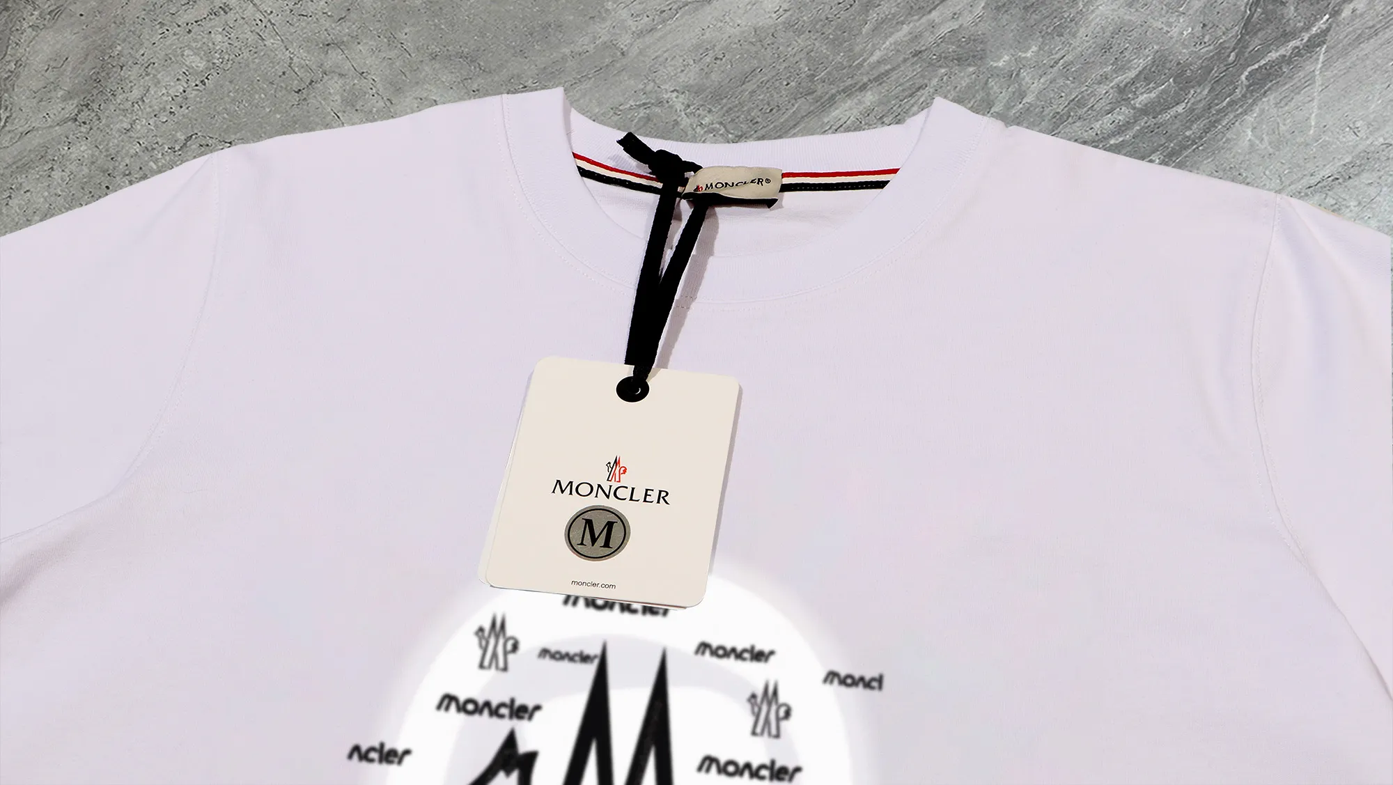 P210 High-version sweatshirt) [Long-term stock] 〖𝐌𝐎𝐍𝐂𝐋𝐄𝐑~Mask〗 Made of 440g heavy-weight fabric. It is different from the market currency. It can be matched with any variety and is properly handsome. 😎The whole dress is made of double waistcoats. The double waistcoats make the whole dress more three-dimensional. Not ordinary factories can do such fine work. 2025 Spring runway version of the T stage, on sale at the counter, round neck terry sweatshirt, high-end double-strand pure cotton, custom-made stretch ribs, dyed in the same vat, complete with three standards, matched with exquisite embroidered LOGO on the chest, simple and advanced, same style for men and women. Color: black, apricot, white, size: S M L XL 2XL