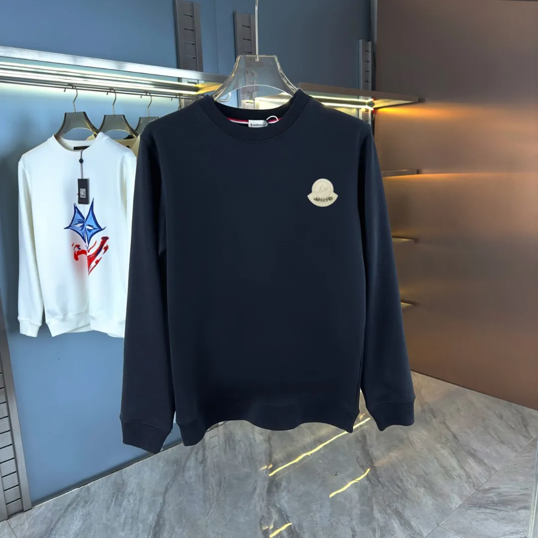 P210 High-version sweatshirt) [Long-term stock] 〖𝐌𝐎𝐍𝐂𝐋𝐄𝐑~Mask〗 Made of 440g heavy-weight fabric. It is different from the market currency. It can be matched with any variety and is properly handsome. 😎The whole dress is made of double waistcoats. The double waistcoats make the whole dress more three-dimensional. Not ordinary factories can do such fine work. 2025 Spring runway version of the T stage, on sale at the counter, round neck terry sweatshirt, high-end double-strand pure cotton, custom-made stretch ribs, dyed in the same vat, complete with three standards, matched with exquisite embroidered LOGO on the chest, simple and advanced, same style for men and women. Color: black, apricot, white, size: S M L XL 2XL
