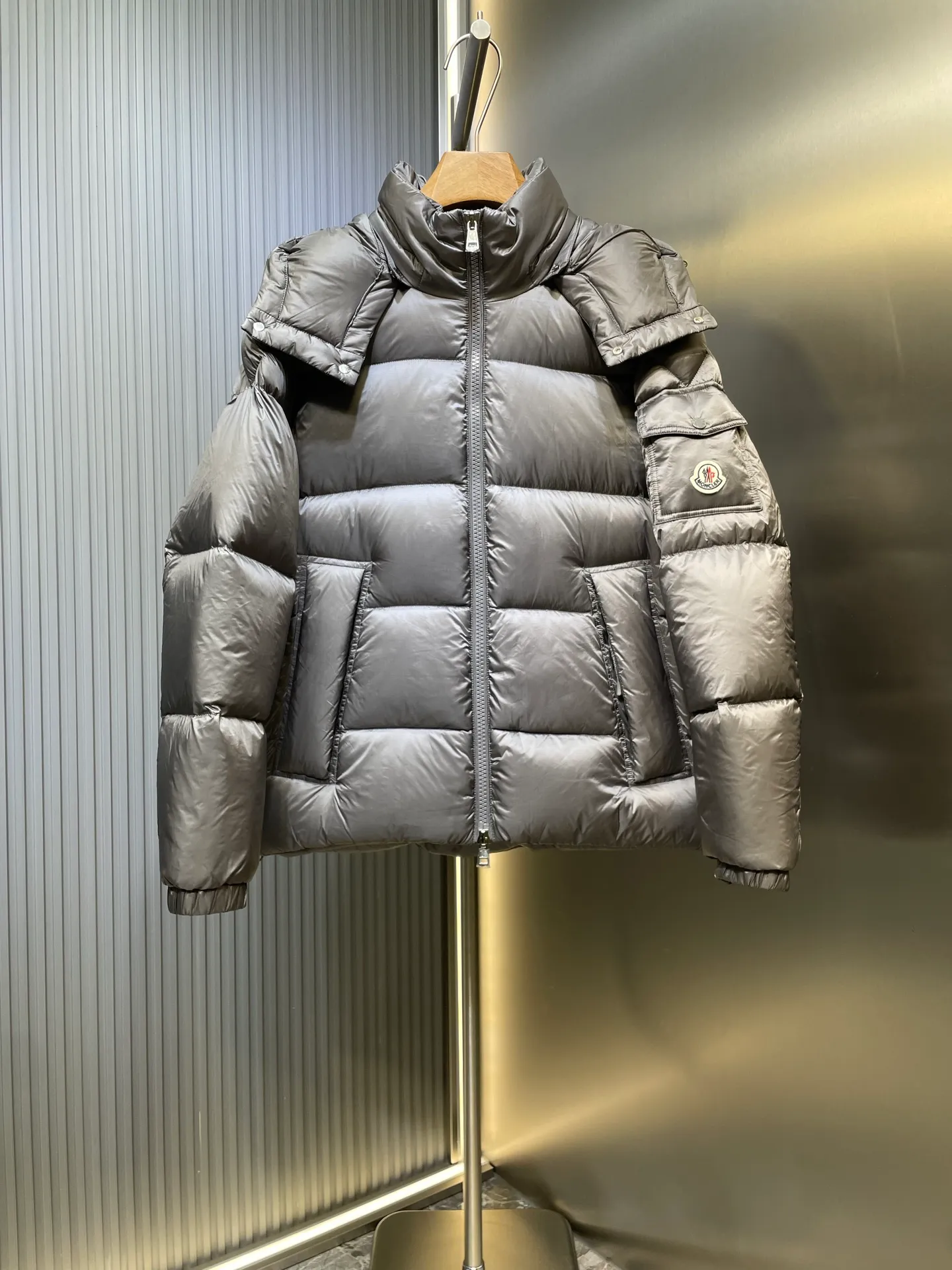 P1120 moncler 🌟 Down jacket Montbeliard down is made of iconic lon laqué fabric, showing a gorgeous luster effect. Equipped with a removable hood, it can easily adapt to changing weather. The sleeve pockets inspired by Moner Maya are embellished to highlight the essence of the brand. High quality version of ribbon Maya with NFC chip shipped with dust bag color: black size: 12345