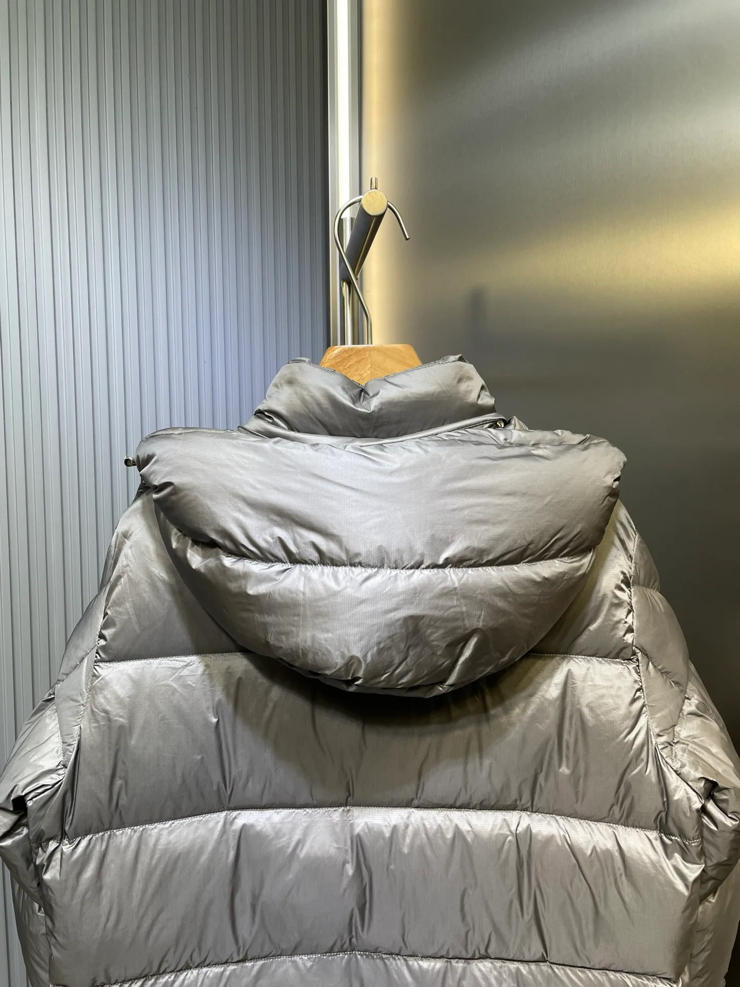 P1120 moncler 🌟 Down jacket Montbeliard down is made of iconic lon laqué fabric, showing a gorgeous luster effect. Equipped with a removable hood, it can easily adapt to changing weather. The sleeve pockets inspired by Moner Maya are embellished to highlight the essence of the brand. High quality version of ribbon Maya with NFC chip shipped with dust bag color: black size: 12345