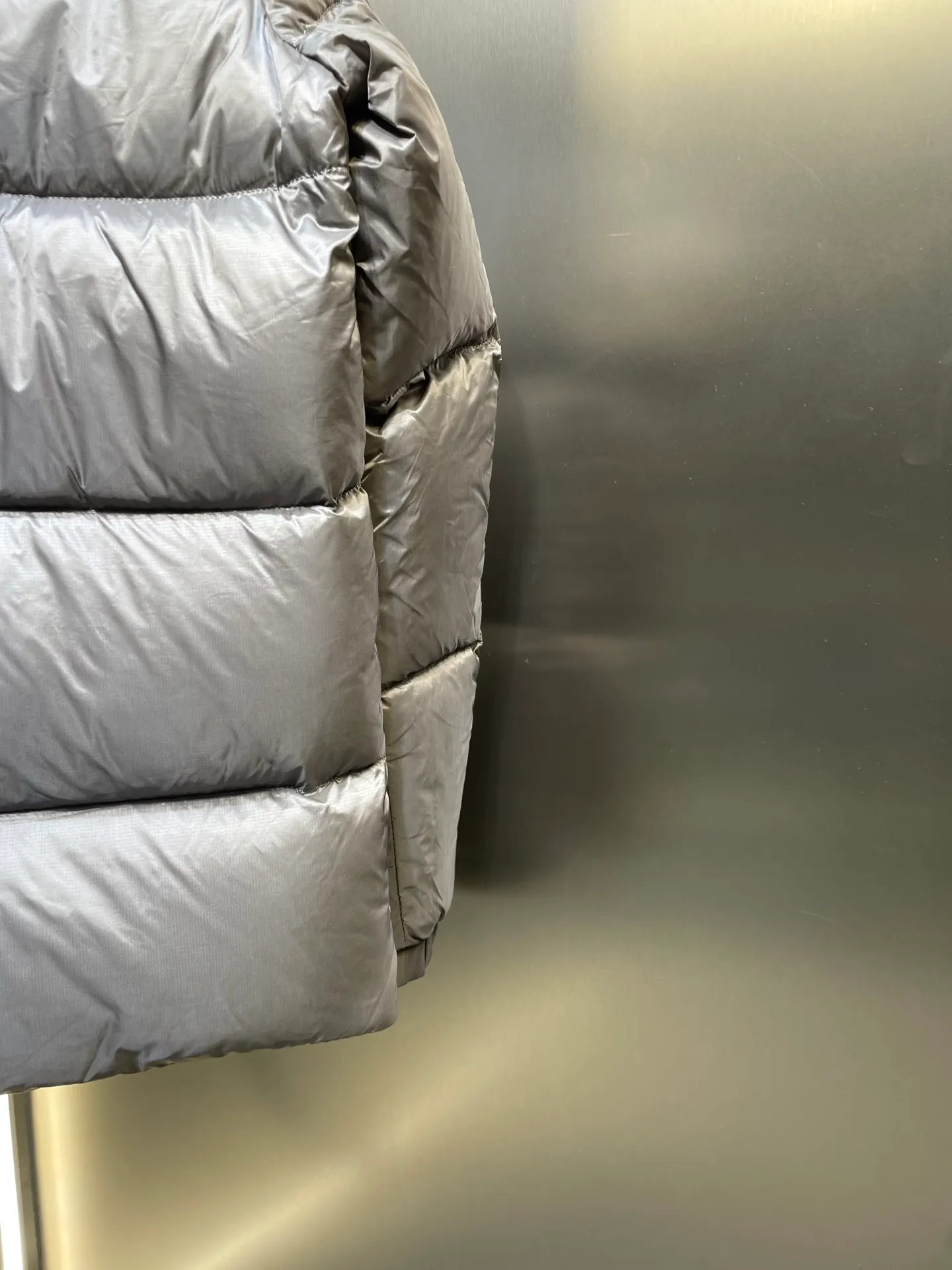 P1120 moncler 🌟 Down jacket Montbeliard down is made of iconic lon laqué fabric, showing a gorgeous luster effect. Equipped with a removable hood, it can easily adapt to changing weather. The sleeve pockets inspired by Moner Maya are embellished to highlight the essence of the brand. High quality version of ribbon Maya with NFC chip shipped with dust bag color: black size: 12345