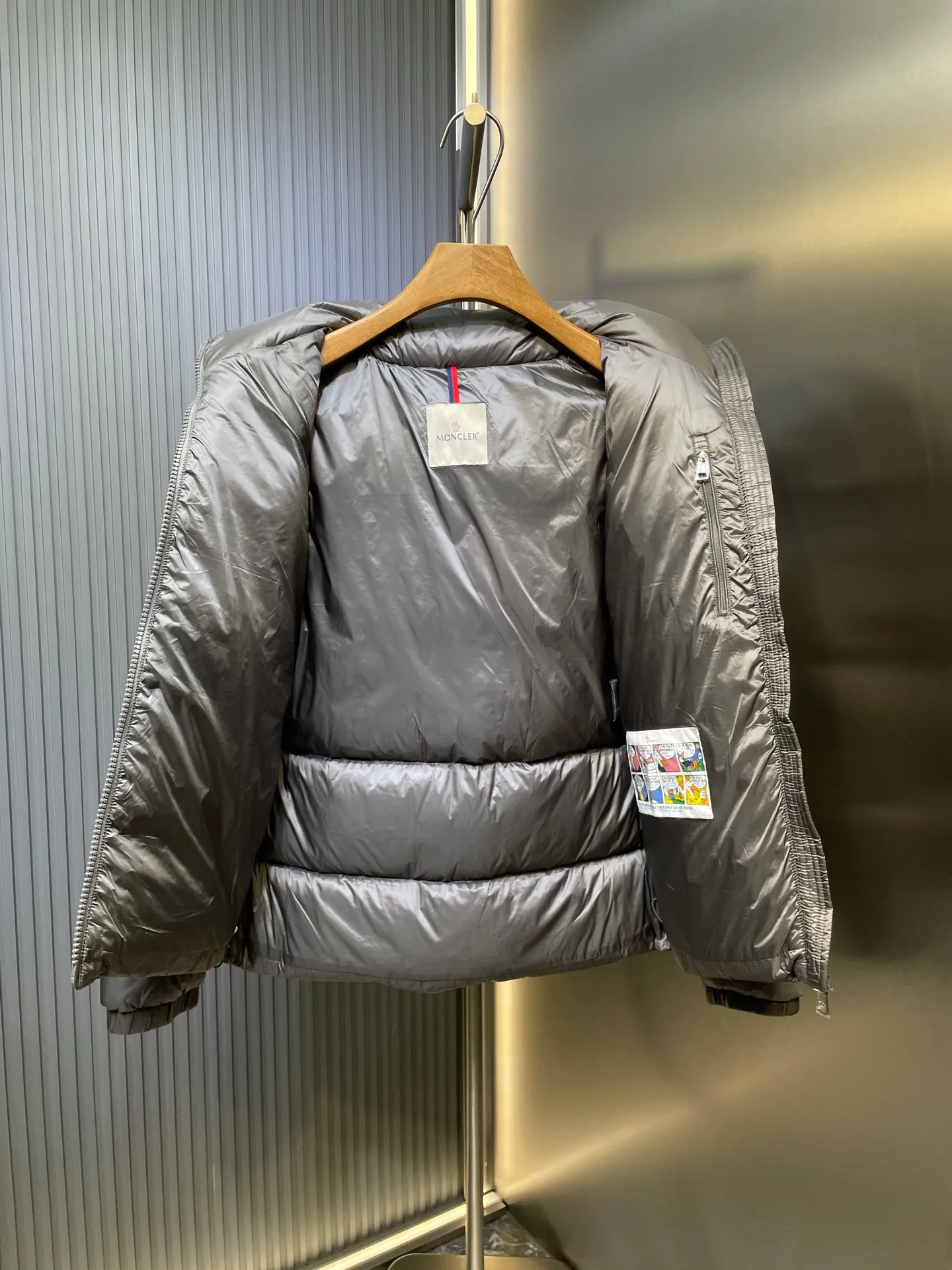 P1120 moncler 🌟 Down jacket Montbeliard down is made of iconic lon laqué fabric, showing a gorgeous luster effect. Equipped with a removable hood, it can easily adapt to changing weather. The sleeve pockets inspired by Moner Maya are embellished to highlight the essence of the brand. High quality version of ribbon Maya with NFC chip shipped with dust bag color: black size: 12345