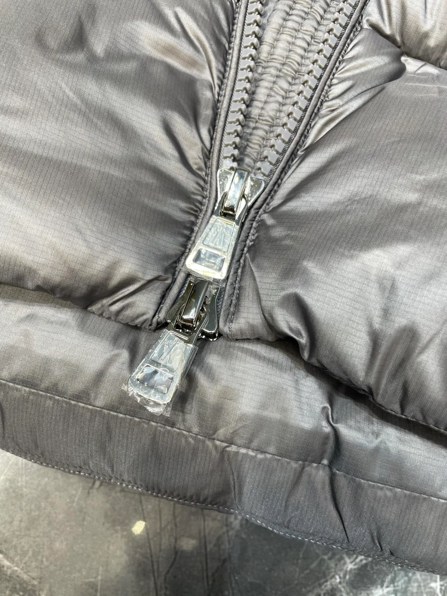P1120 moncler 🌟 Down jacket Montbeliard down is made of iconic lon laqué fabric, showing a gorgeous luster effect. Equipped with a removable hood, it can easily adapt to changing weather. The sleeve pockets inspired by Moner Maya are embellished to highlight the essence of the brand. High quality version of ribbon Maya with NFC chip shipped with dust bag color: black size: 12345