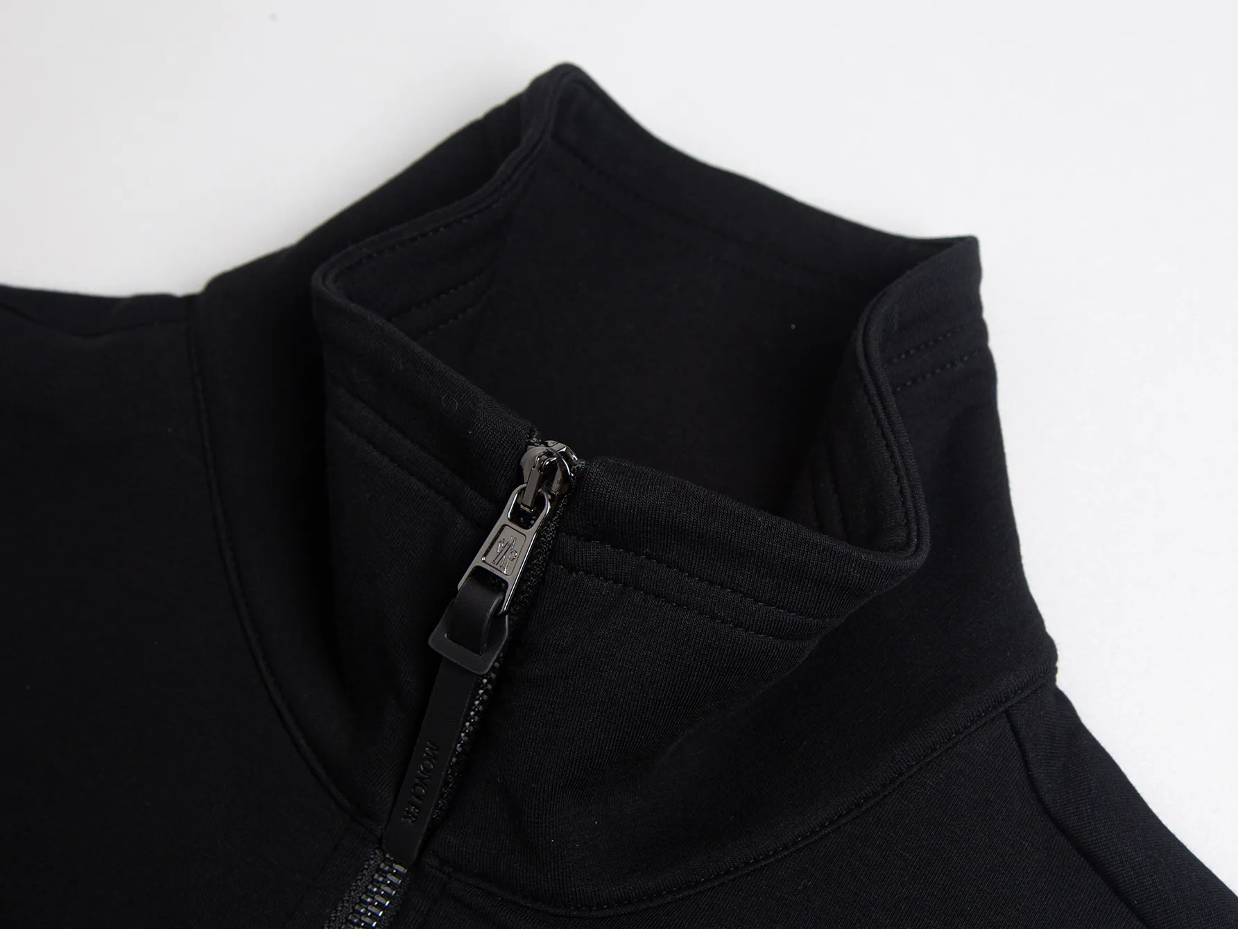 P370 ZP version) - Moncler muzzle classic, genuine leather badge half-zip simple casual stand-up collar sweatshirt - Made of exclusive custom imported 450g air cotton fabric, the upper body is extremely comfortable, complete custom accessories, exclusive quality difference currency, welcome to compare - Color: black - Size: S M L XL