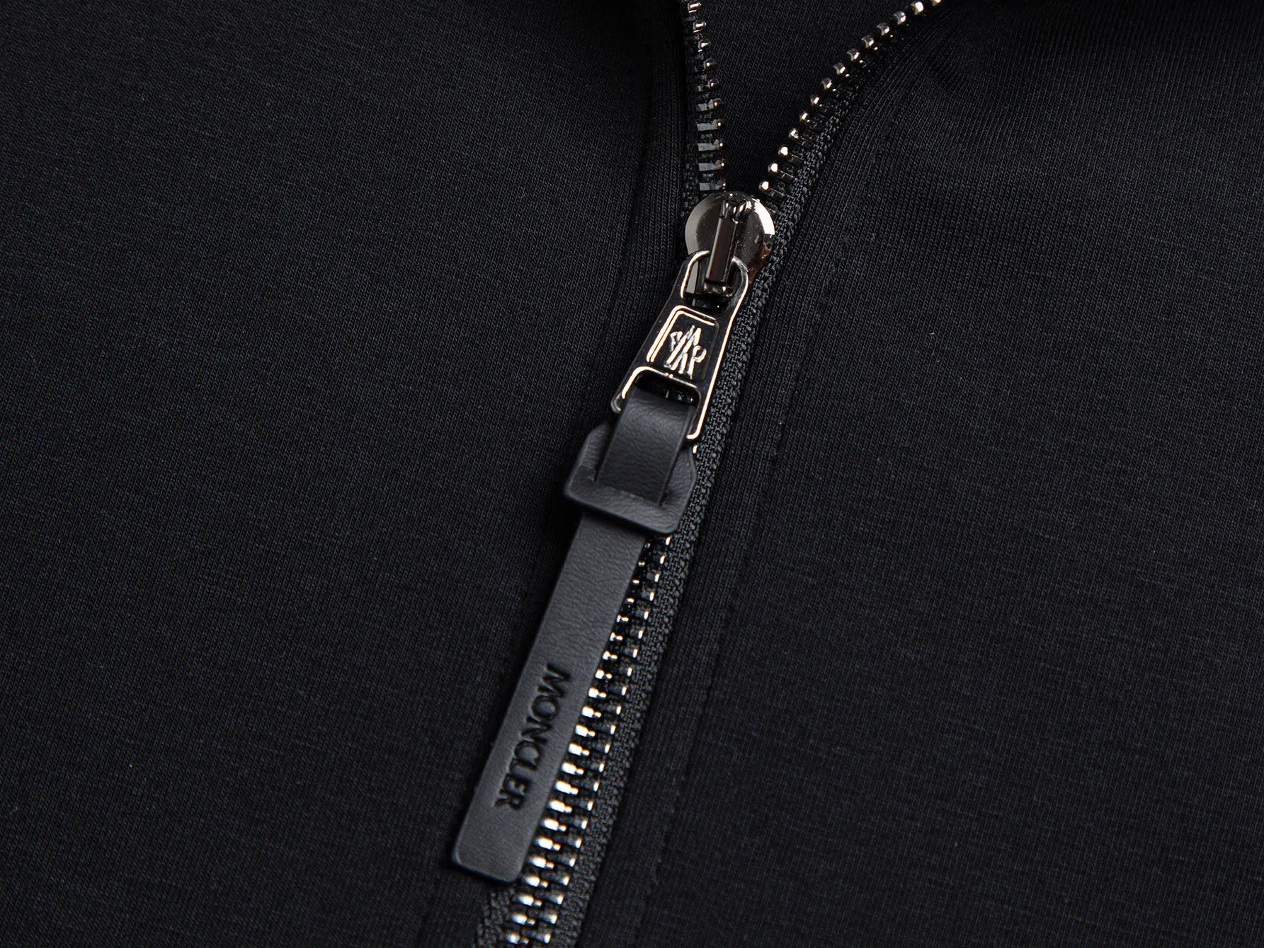 P370 ZP version) - Moncler muzzle classic, genuine leather badge half-zip simple casual stand-up collar sweatshirt - Made of exclusive custom imported 450g air cotton fabric, the upper body is extremely comfortable, complete custom accessories, exclusive quality difference currency, welcome to compare - Color: black - Size: S M L XL