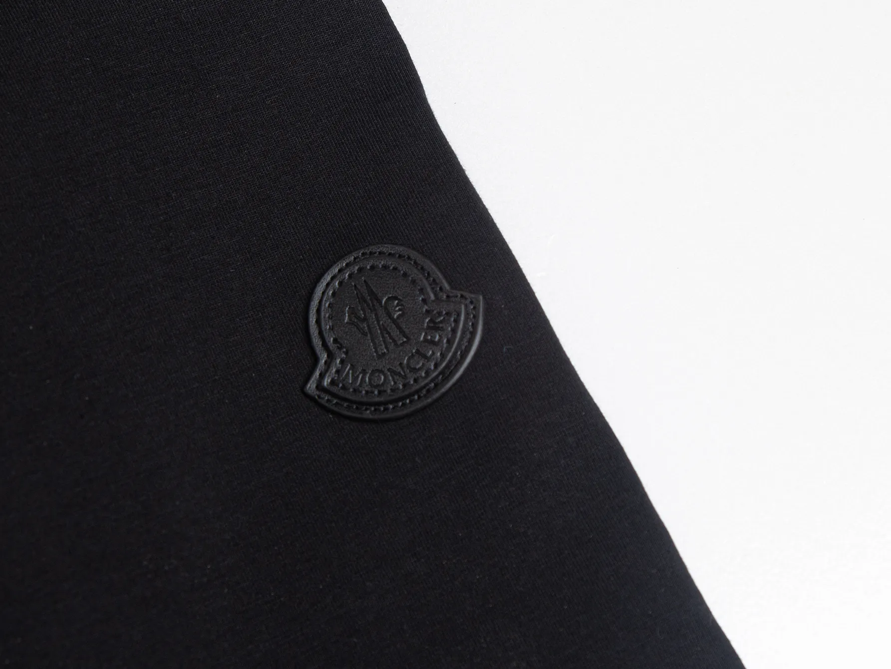 P370 ZP version) - Moncler muzzle classic, genuine leather badge half-zip simple casual stand-up collar sweatshirt - Made of exclusive custom imported 450g air cotton fabric, the upper body is extremely comfortable, complete custom accessories, exclusive quality difference currency, welcome to compare - Color: black - Size: S M L XL