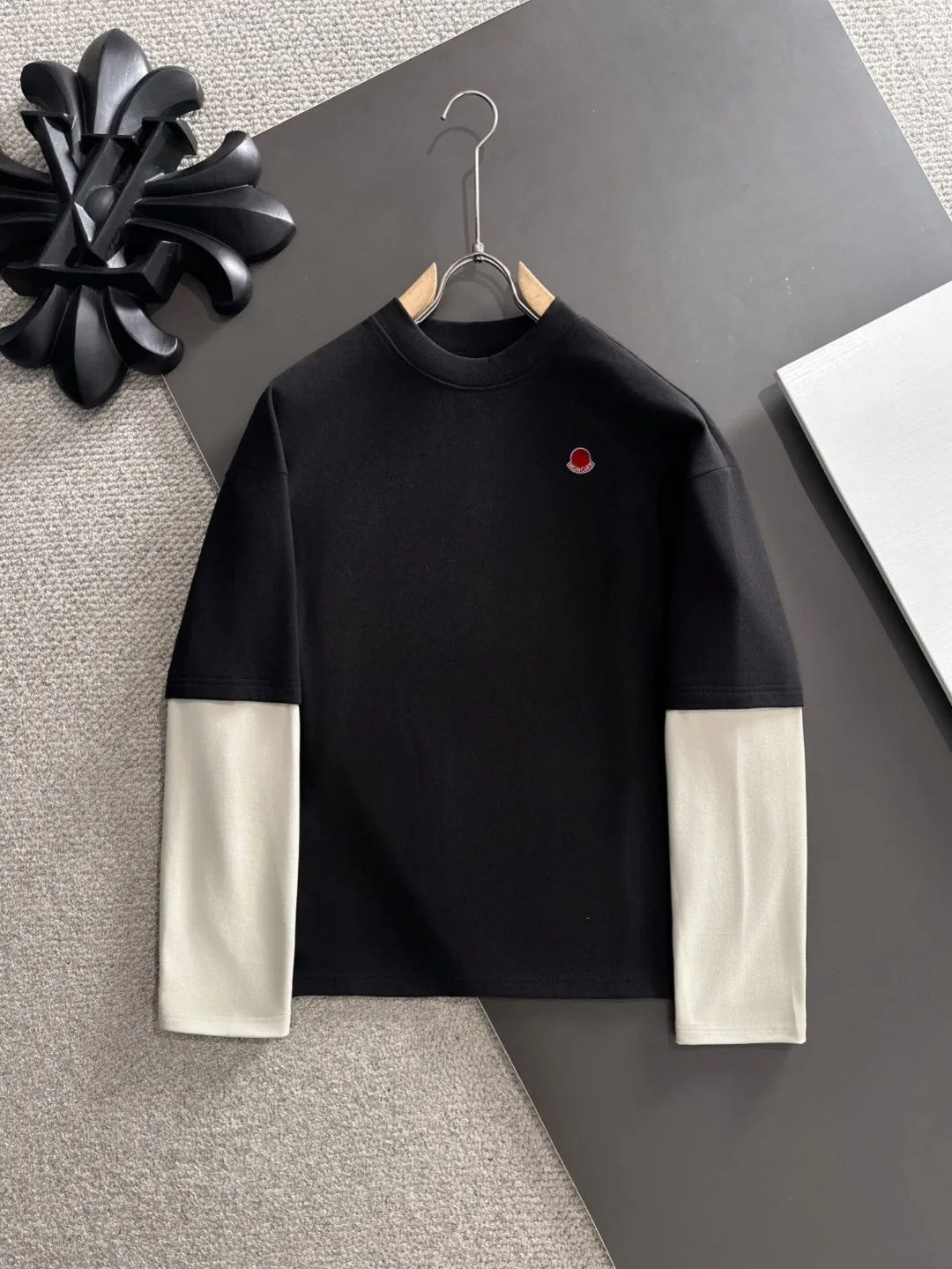 Next day shipment P360 MONCLER/muzzle Exclusive first launch of 25ss autumn and winter new long-sleeved products Many celebrities have the same style. Craftsmanship that ordinary small workshops cannot copy. We are not afraid of any challenges in terms of materials, detail restoration and craftsmanship, just to provide you with wonderful products. Compare the top original versions at will. No expense is spared just to make it better. Unique imported fabric feel. Purely imported German machine production. Precision operation and 10,000-needle density. A full set of new accessories and three standards are fully customized simultaneously. The upper body is versatile and fashionable. The perfect choice for autumn and winter. A must-have item. Size chart: M to XL (or please state your height and weight when placing an order)