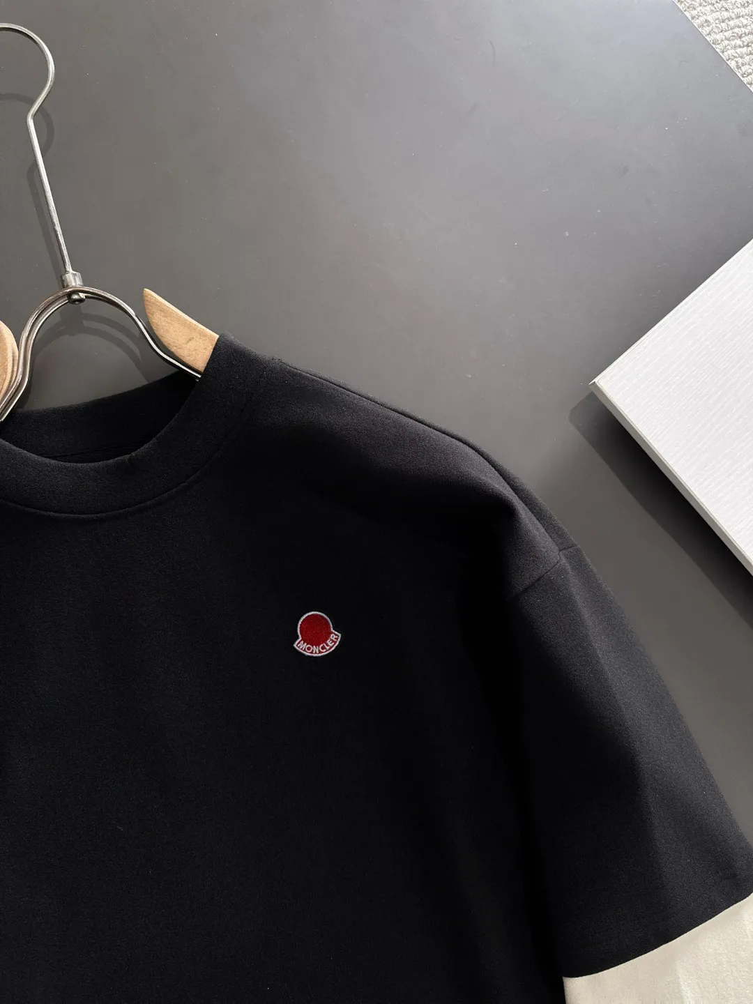 Next day shipment P360 MONCLER/muzzle Exclusive first launch of 25ss autumn and winter new long-sleeved products Many celebrities have the same style. Craftsmanship that ordinary small workshops cannot copy. We are not afraid of any challenges in terms of materials, detail restoration and craftsmanship, just to provide you with wonderful products. Compare the top original versions at will. No expense is spared just to make it better. Unique imported fabric feel. Purely imported German machine production. Precision operation and 10,000-needle density. A full set of new accessories and three standards are fully customized simultaneously. The upper body is versatile and fashionable. The perfect choice for autumn and winter. A must-have item. Size chart: M to XL (or please state your height and weight when placing an order)