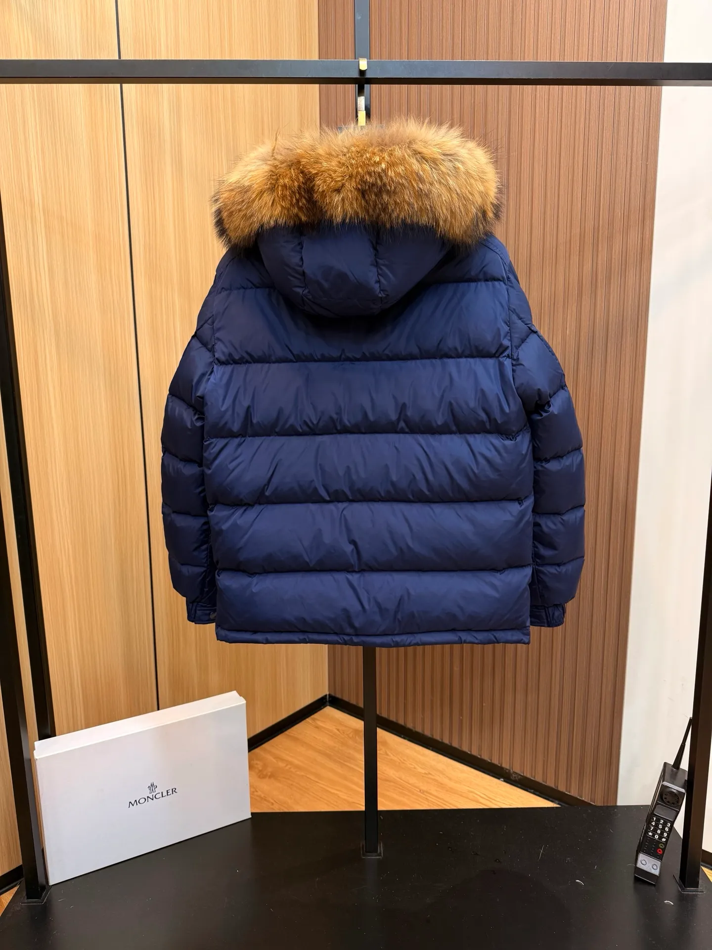 P1000 Moncler Mayaf short men's down jacket jacket. The hood is removable. The fur collar is removable. Based on Maya, a removable fur collar is added. The Mayaf men's hooded down jacket is made of functional nylon fabric, and the hood is equipped with removable synthetic material trim.  The Mayaf short down jacket is a reinterpretation of the classic Moncler Maya style in an instantly recognizable silhouette, with a removable hood and adjustable hem. Made from functional fabric with removable synthetic trim on the hood. The sleeves are embellished with classic patch pockets, reflecting the brand's signature style. Details •Made from functional fabric •Technical fabric lining •Down-filled •Push-stud collar •Detachable hood with removable synthetic trim •Zip closure •Zip pockets •Patch pockets with press-stud •Adjustable elastic cuffs •Adjustable drawstring hem