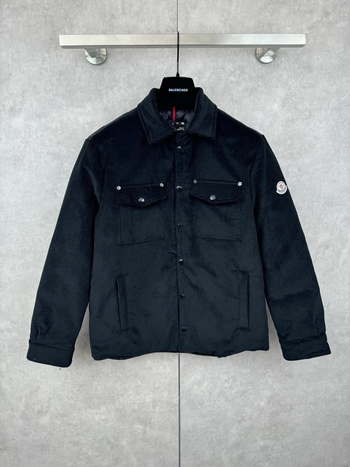 P780 Moncler 25SS new corduroy lapel cotton jacket SIZE 1/2/3/4 This jacket is made of corduroy fabric, with a four-button closure design, two logo pockets on the front, and Moncler’s classic armbands on the sleeves. It has a novel and unique style. The quilted design makes the entire garment warm and high-end. Highly recommended! Color: black green code number: 1 2 3 4