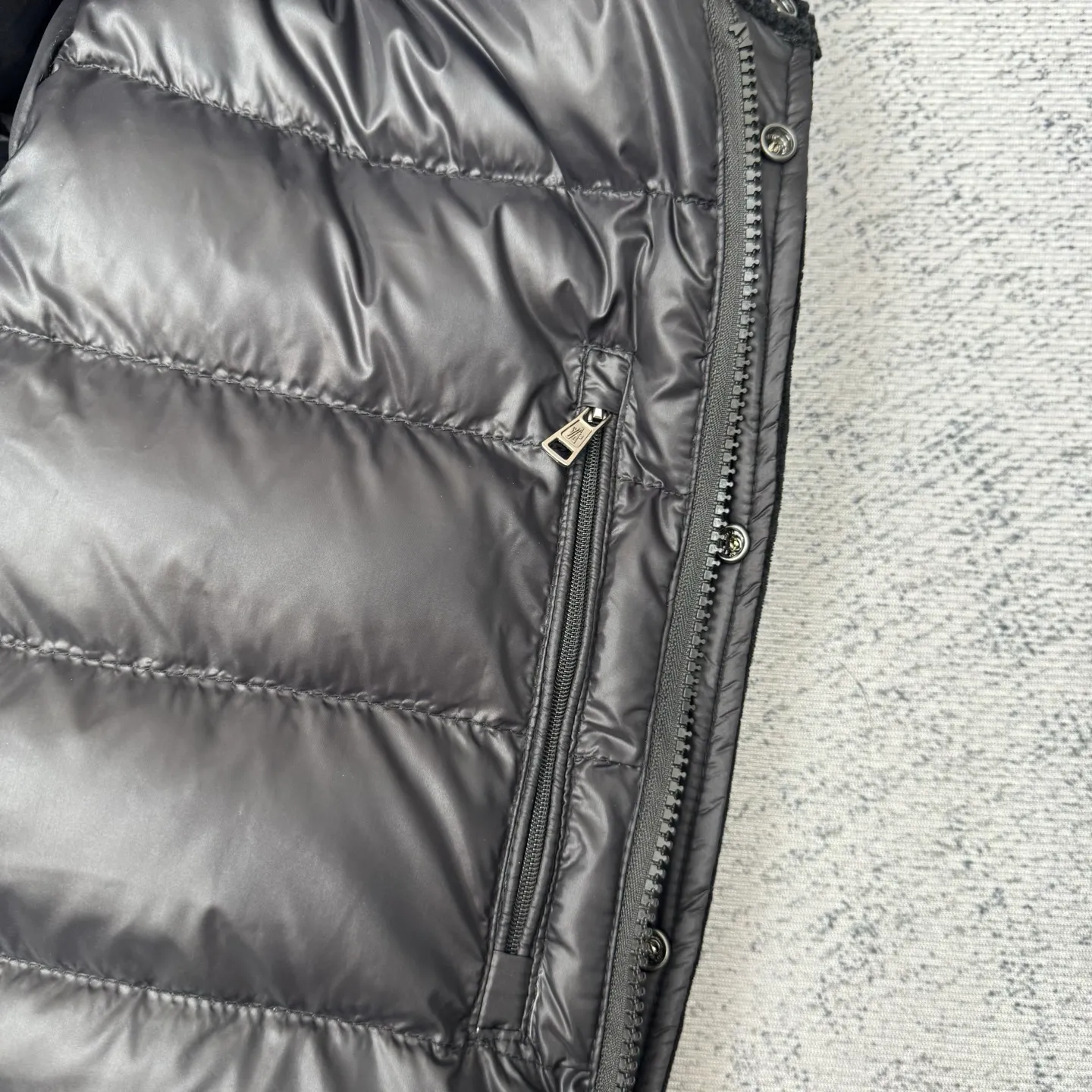 P780 Moncler 25SS new corduroy lapel cotton jacket SIZE 1/2/3/4 This jacket is made of corduroy fabric, with a four-button closure design, two logo pockets on the front, and Moncler’s classic armbands on the sleeves. It has a novel and unique style. The quilted design makes the entire garment warm and high-end. Highly recommended! Color: black green code number: 1 2 3 4