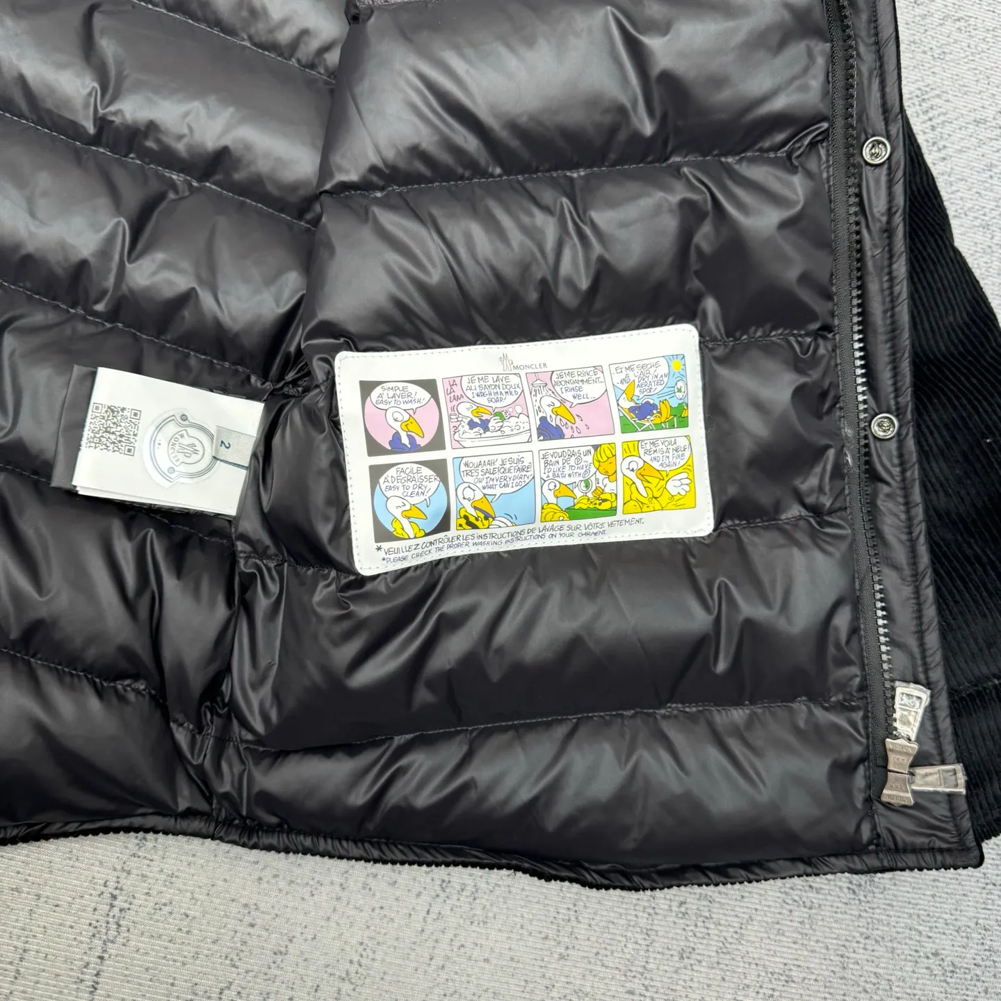 P780 Moncler 25SS new corduroy lapel cotton jacket SIZE 1/2/3/4 This jacket is made of corduroy fabric, with a four-button closure design, two logo pockets on the front, and Moncler’s classic armbands on the sleeves. It has a novel and unique style. The quilted design makes the entire garment warm and high-end. Highly recommended! Color: black green code number: 1 2 3 4